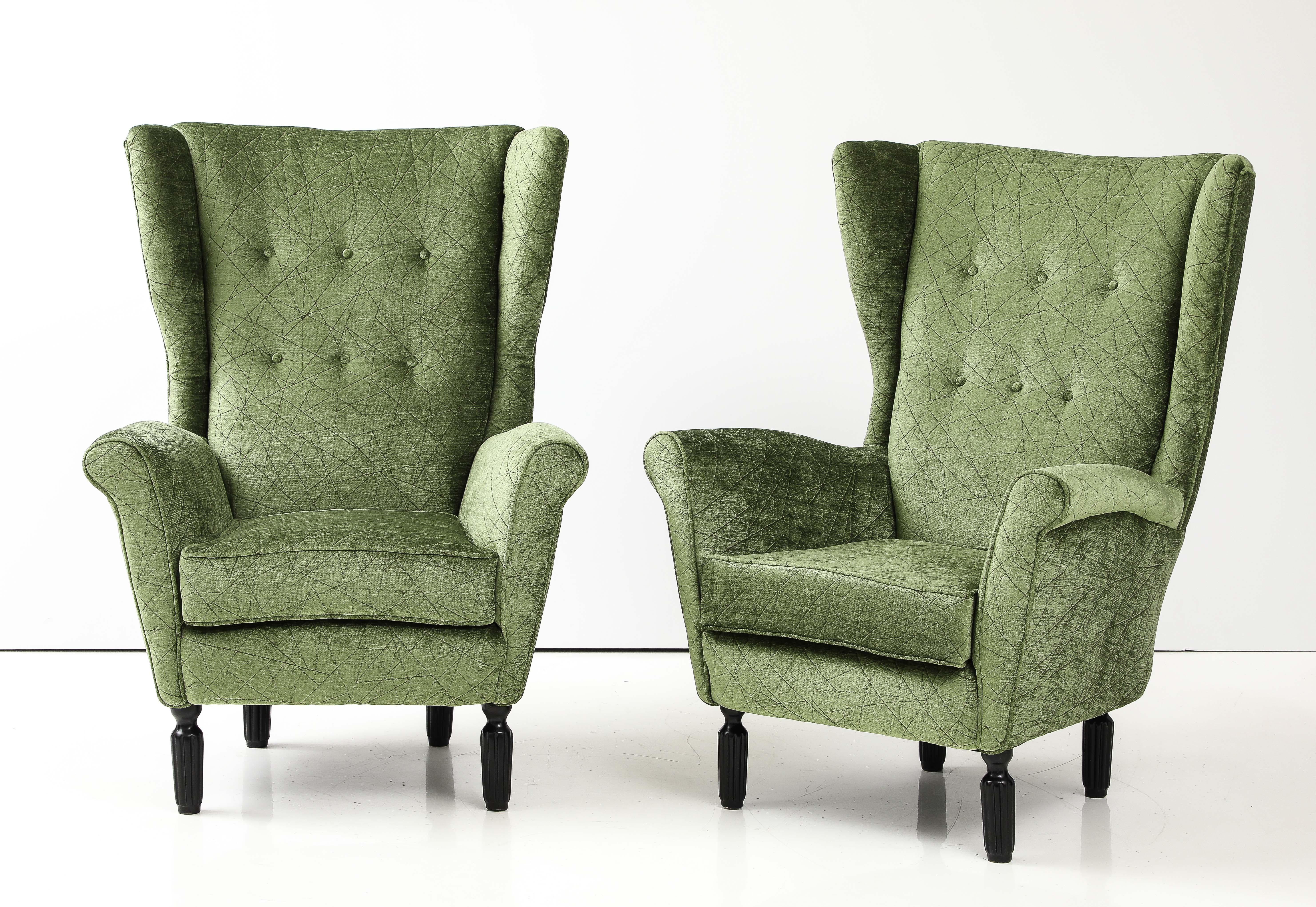Paire étonnante de fauteuils de salon italiens des années 1950 à dossier latéral, nouvellement retapissés en tissu de velours, entièrement restaurés et retapissés, avec une usure et une patine mineures dues à l'âge et à l'utilisation.