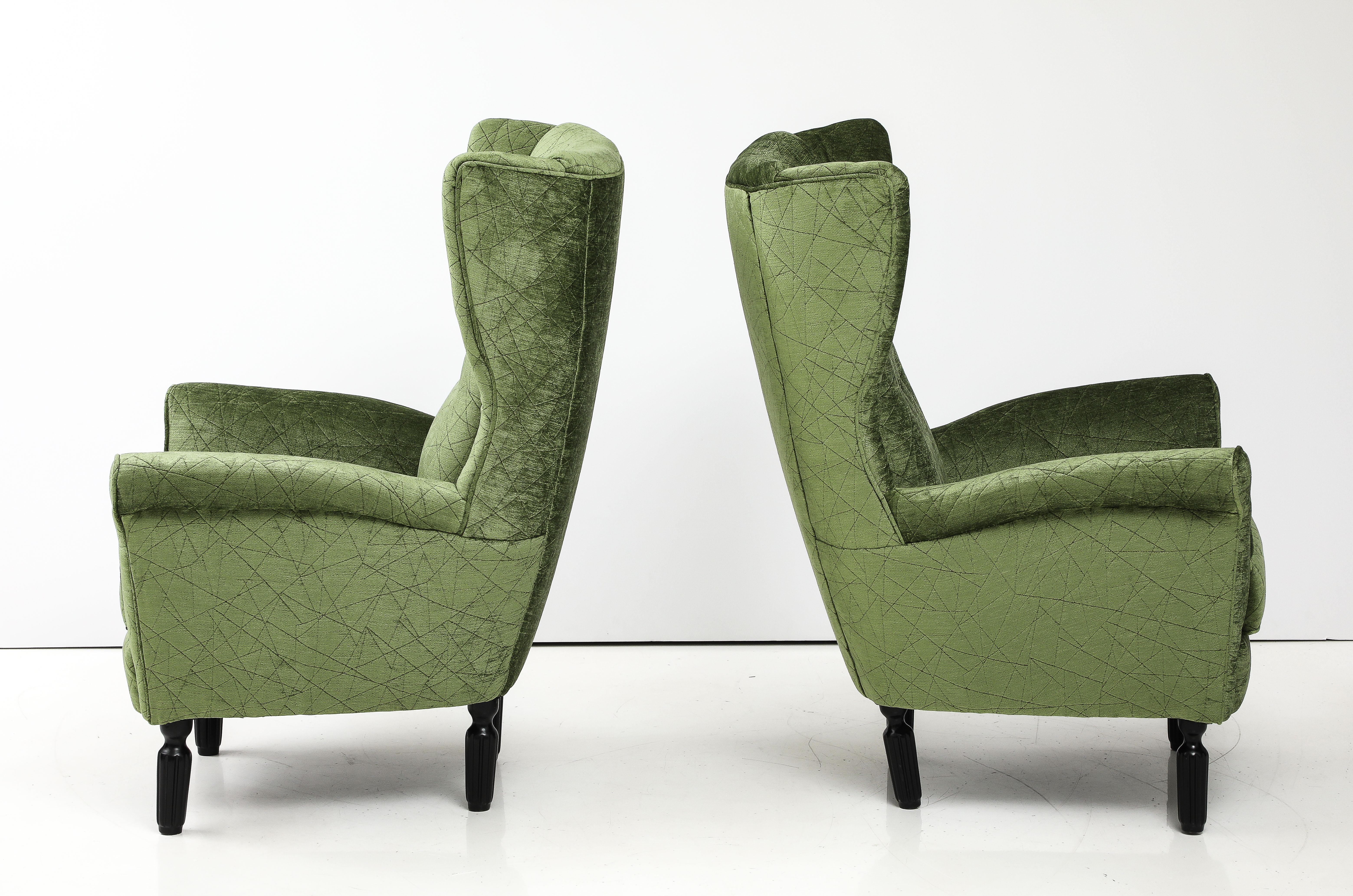 1950's Italian Wing-Back Lounge Chairs in Velvet Fabric For Sale 3