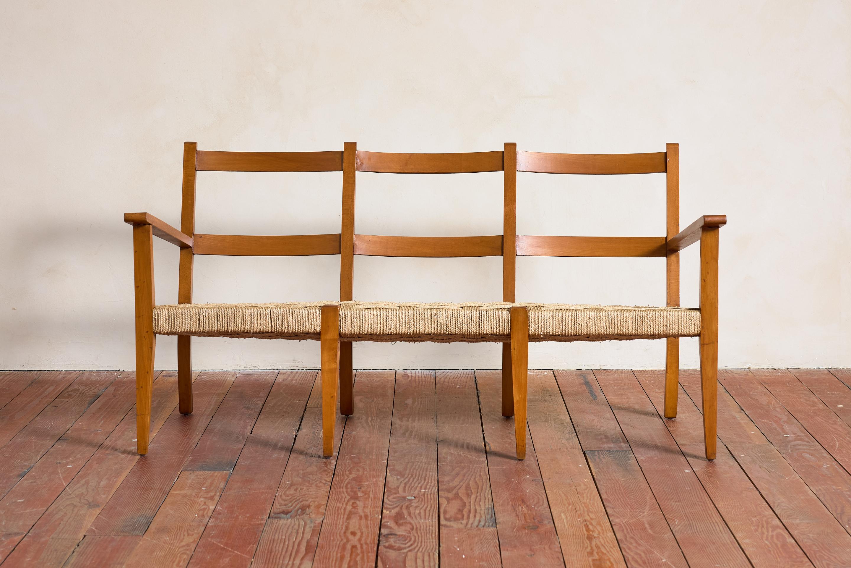 Banc italien en corde tressée à trois places et gracieuse structure conique en bois de hêtre, années 1950.

Silouette linéaire et magnifiquement travaillée 

Italie, années 1950


