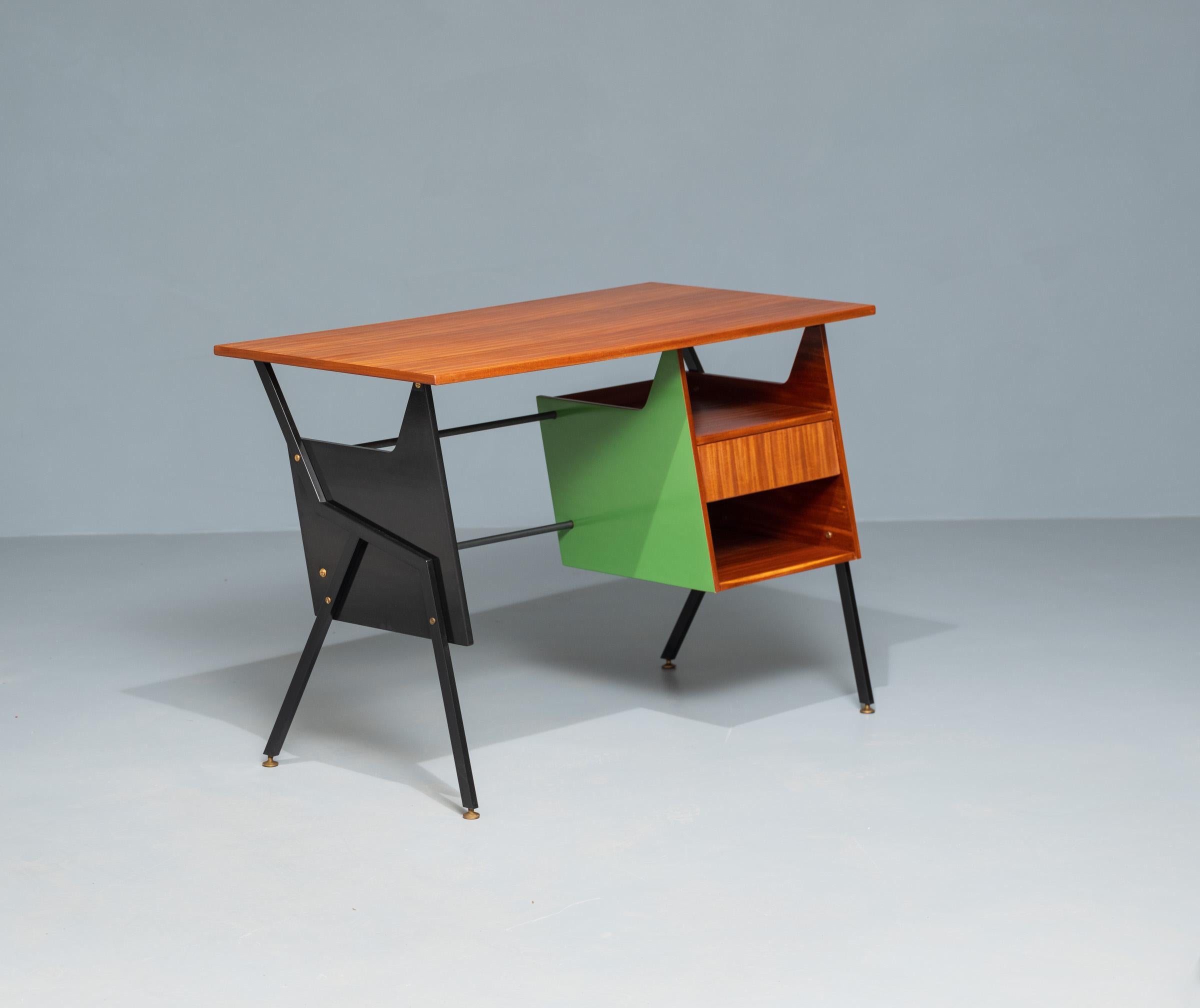 Italienischer Schreibtisch aus den 1950er Jahren mit raffiniertem Design und neu gestaltet von RETRO4M im Angebot 4