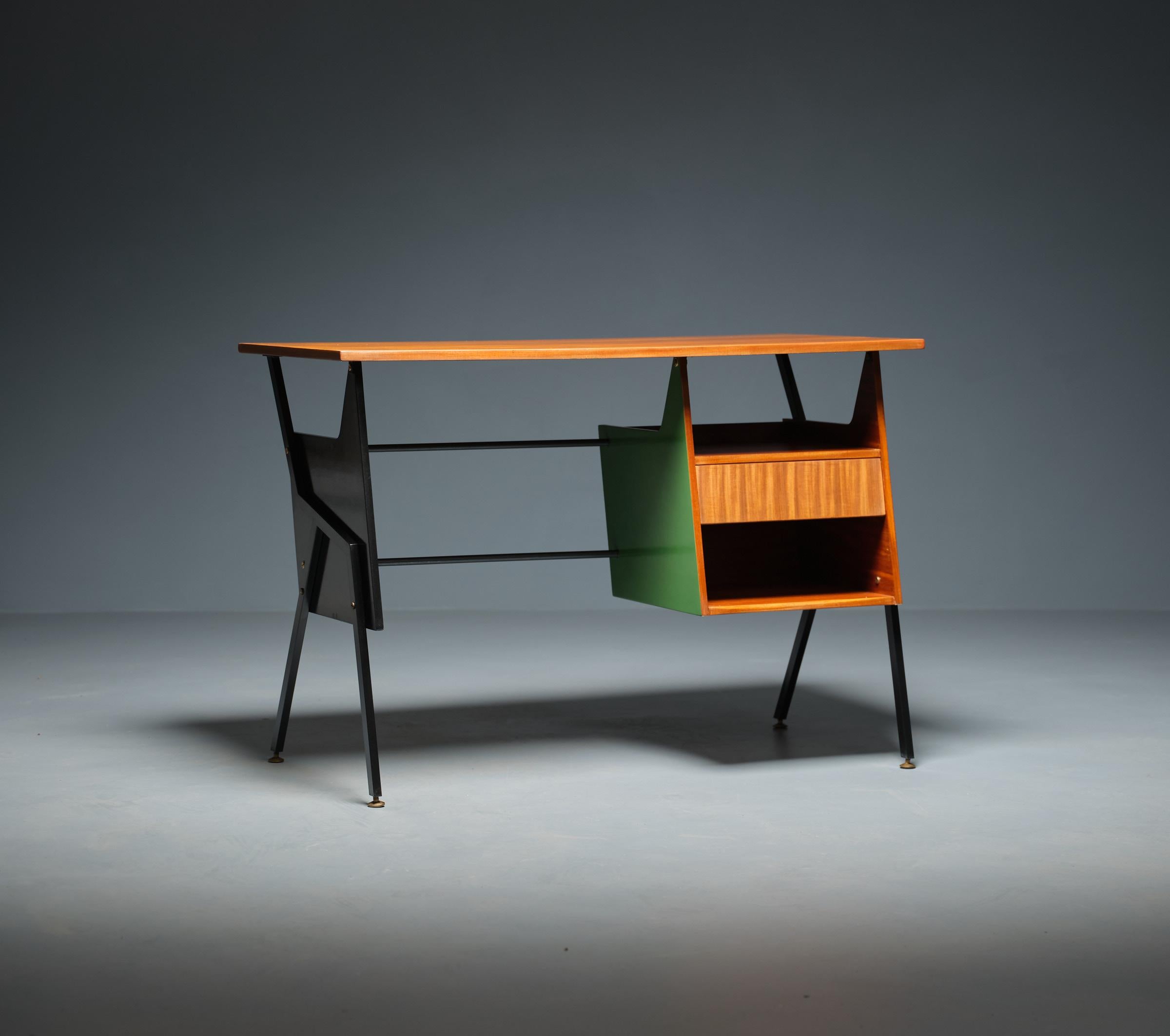 Italienischer Schreibtisch aus den 1950er Jahren mit raffiniertem Design und neu gestaltet von RETRO4M im Angebot 5