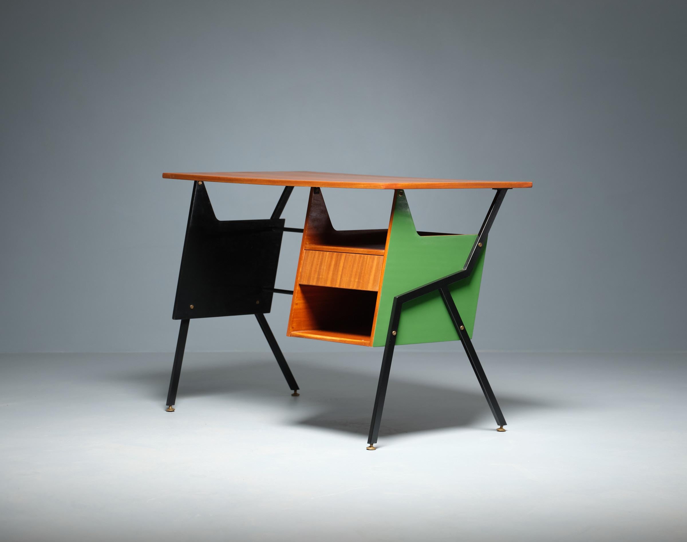 Italienischer Schreibtisch aus den 1950er Jahren mit raffiniertem Design und neu gestaltet von RETRO4M im Angebot 6