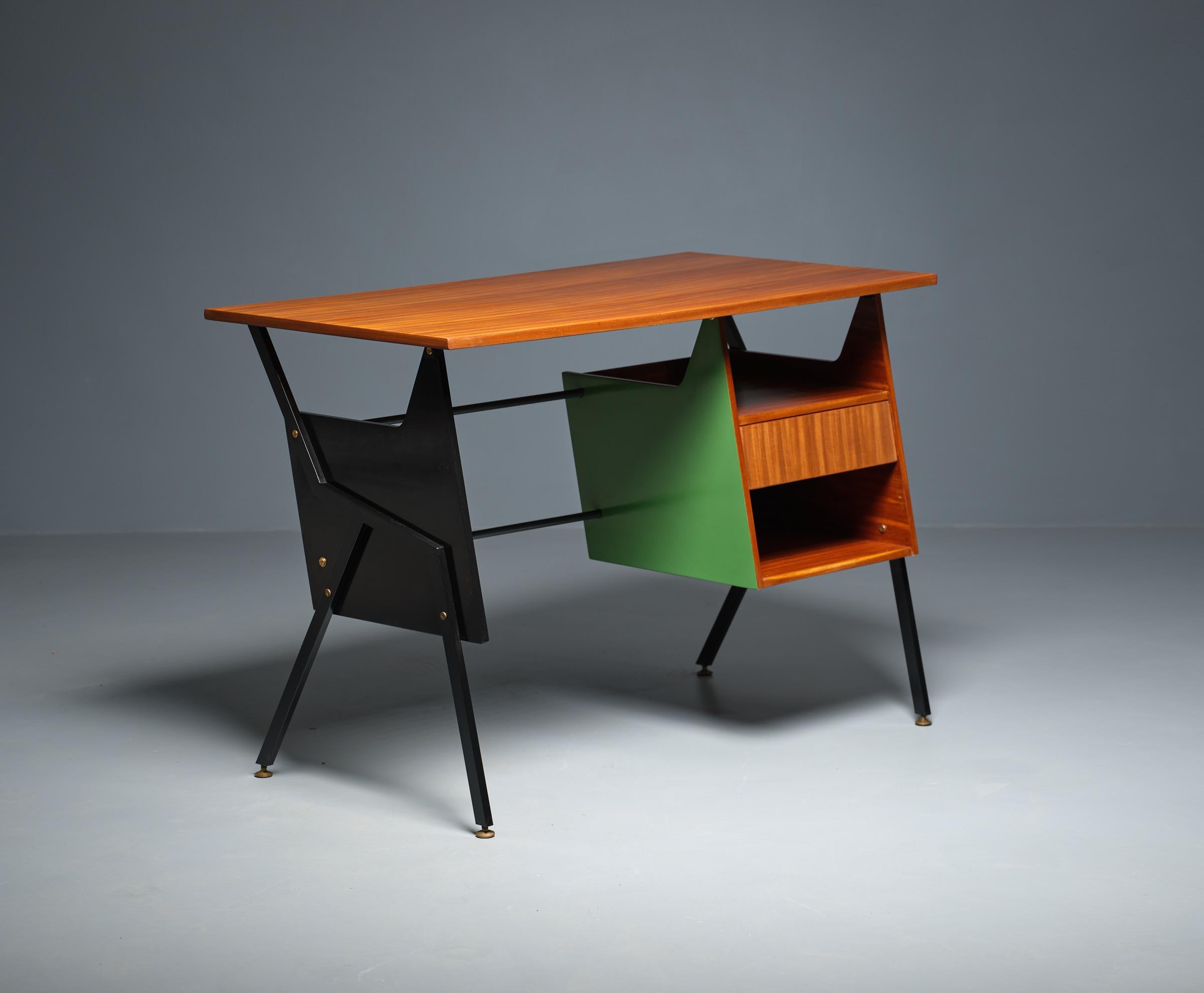 Italienischer Schreibtisch aus den 1950er Jahren mit raffiniertem Design und neu gestaltet von RETRO4M im Angebot 8