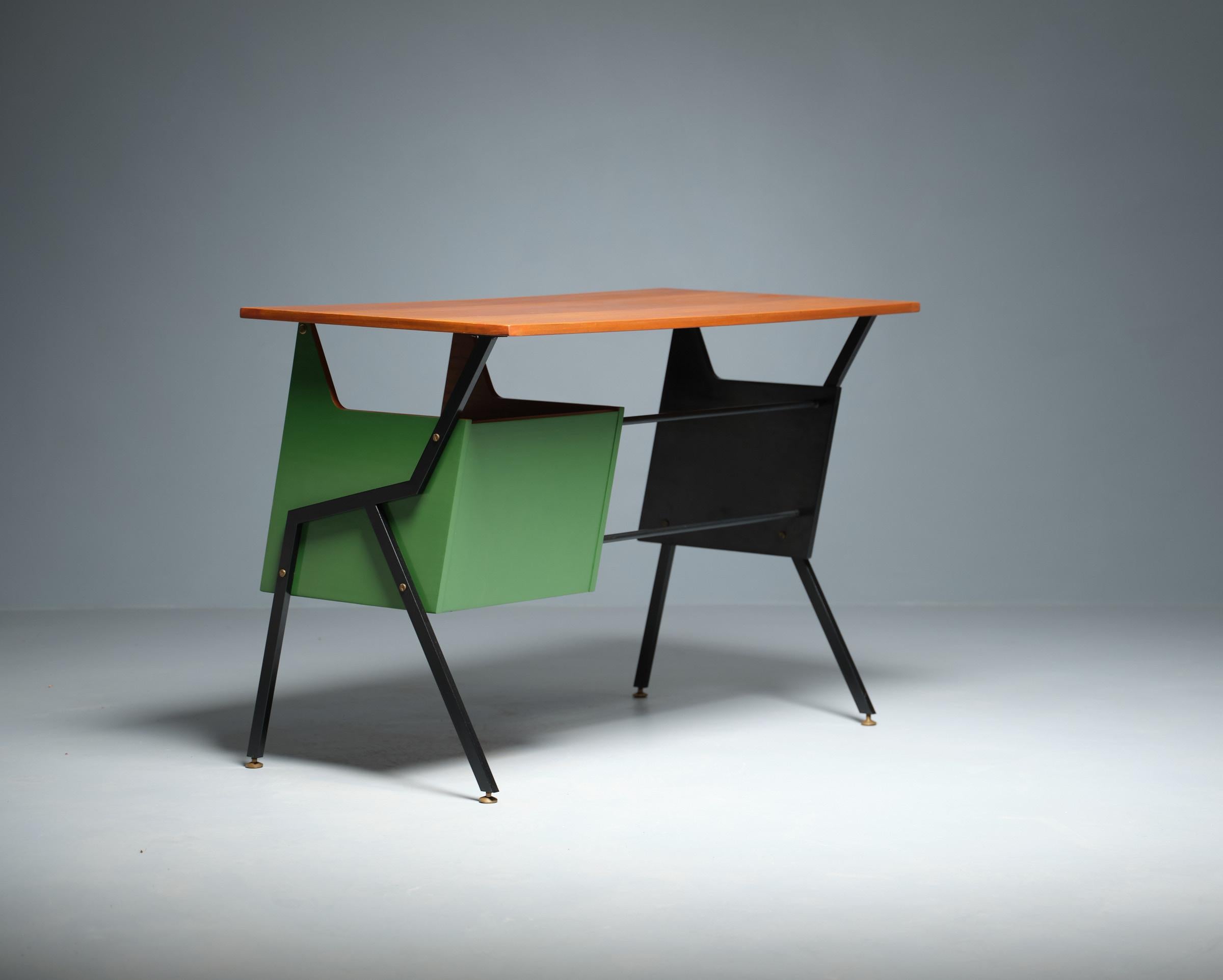 Italienischer Schreibtisch aus den 1950er Jahren mit raffiniertem Design und neu gestaltet von RETRO4M im Angebot 9