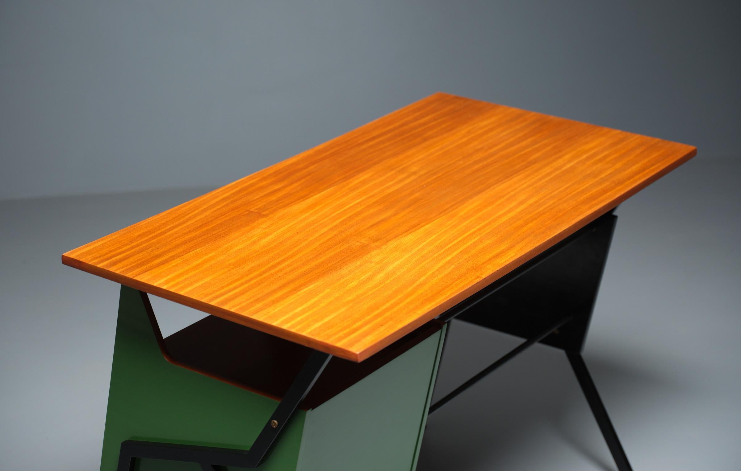 Italienischer Schreibtisch aus den 1950er Jahren mit raffiniertem Design und neu gestaltet von RETRO4M im Angebot 10