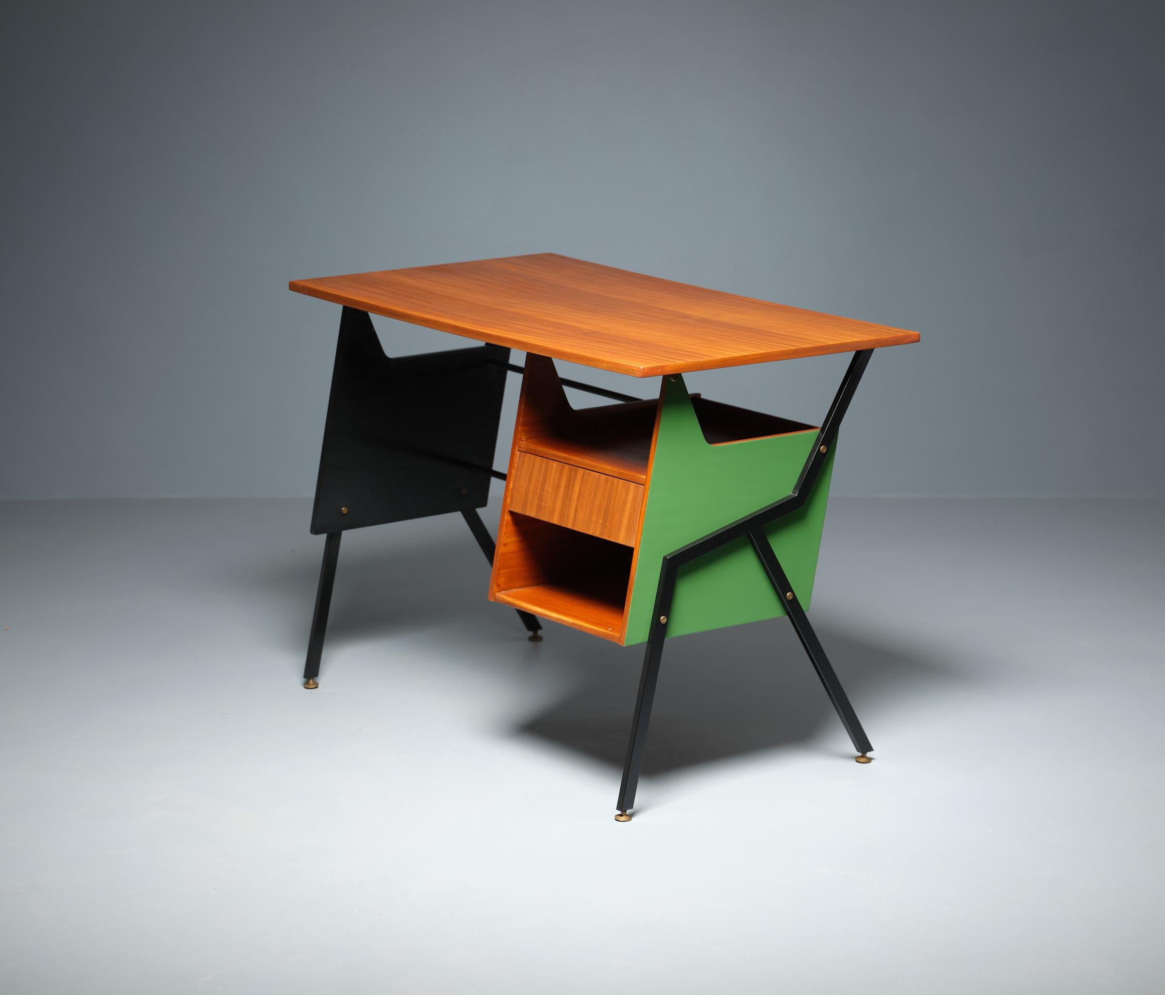 Italienischer Schreibtisch aus den 1950er Jahren mit raffiniertem Design und neu gestaltet von RETRO4M (Mitte des 20. Jahrhunderts) im Angebot