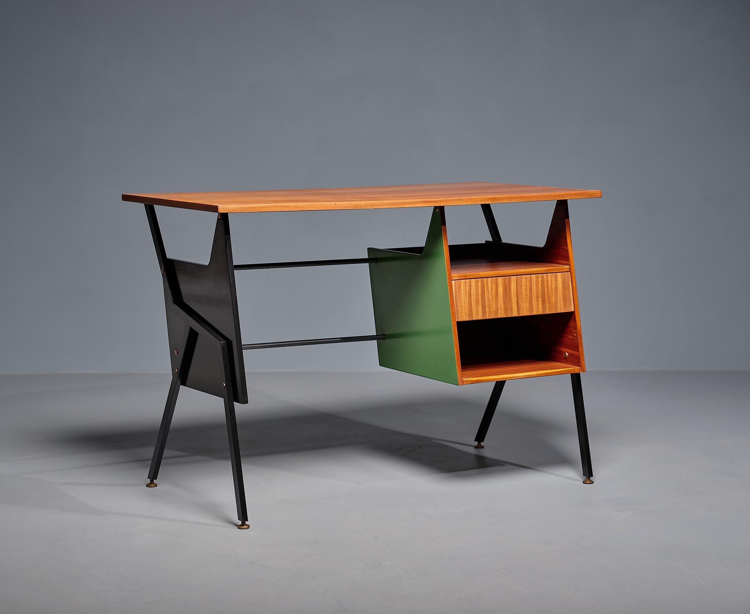 Italienischer Schreibtisch aus den 1950er Jahren mit raffiniertem Design und neu gestaltet von RETRO4M im Angebot 2