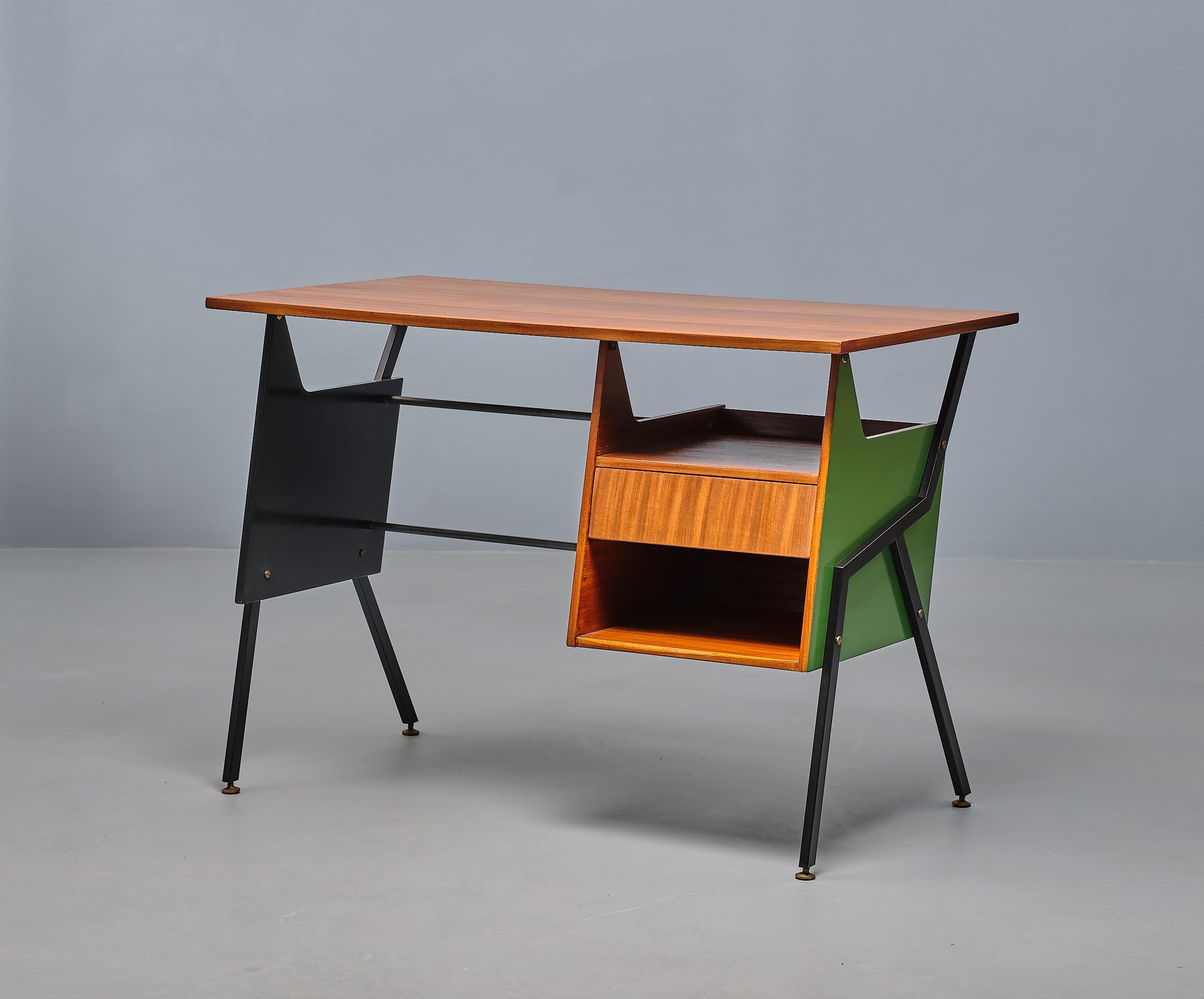 Italienischer Schreibtisch aus den 1950er Jahren mit raffiniertem Design und neu gestaltet von RETRO4M im Angebot 3