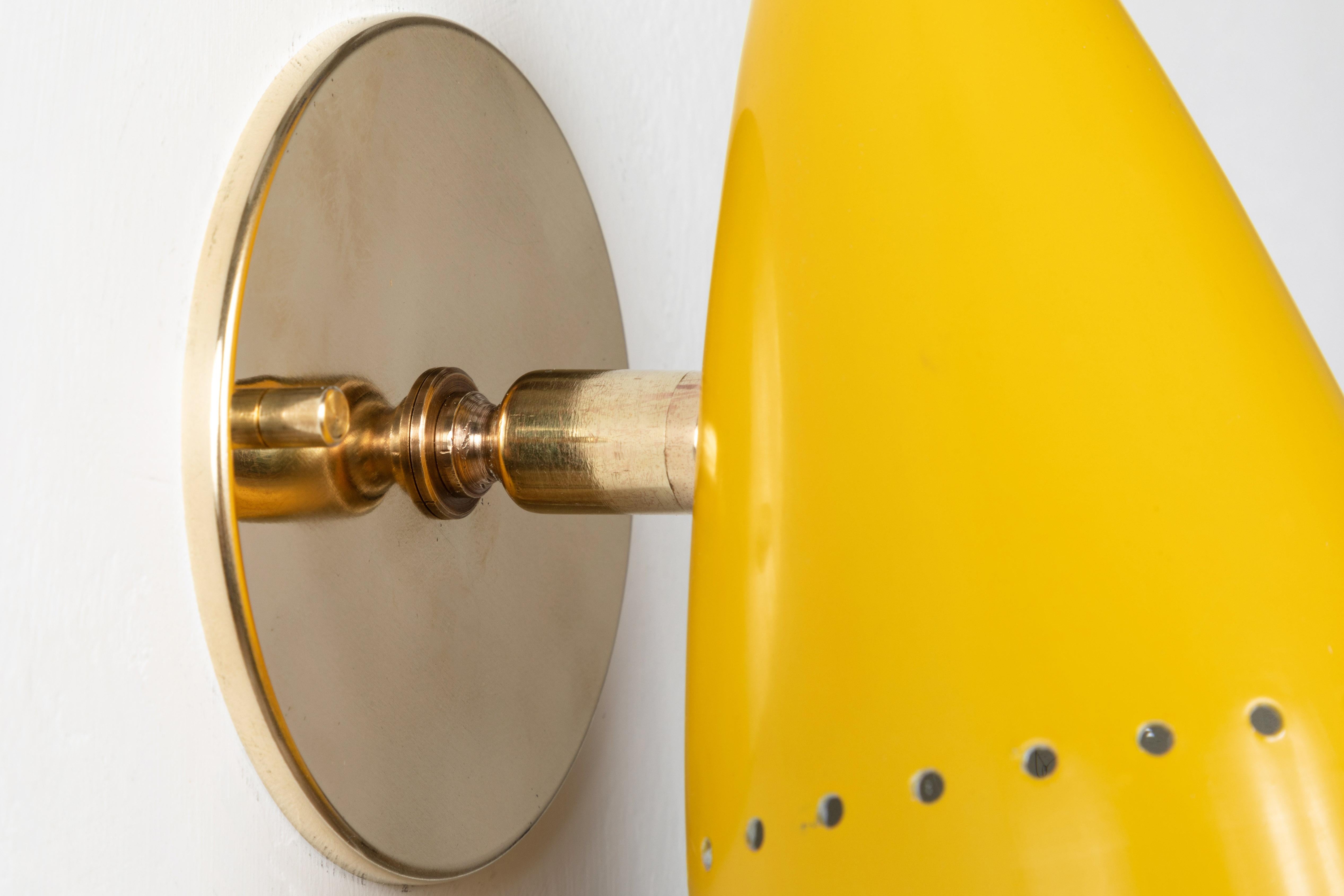 1950s Italian Yellow Perforated Sconce Attributed to Gino Sarfatti In Good Condition In Glendale, CA