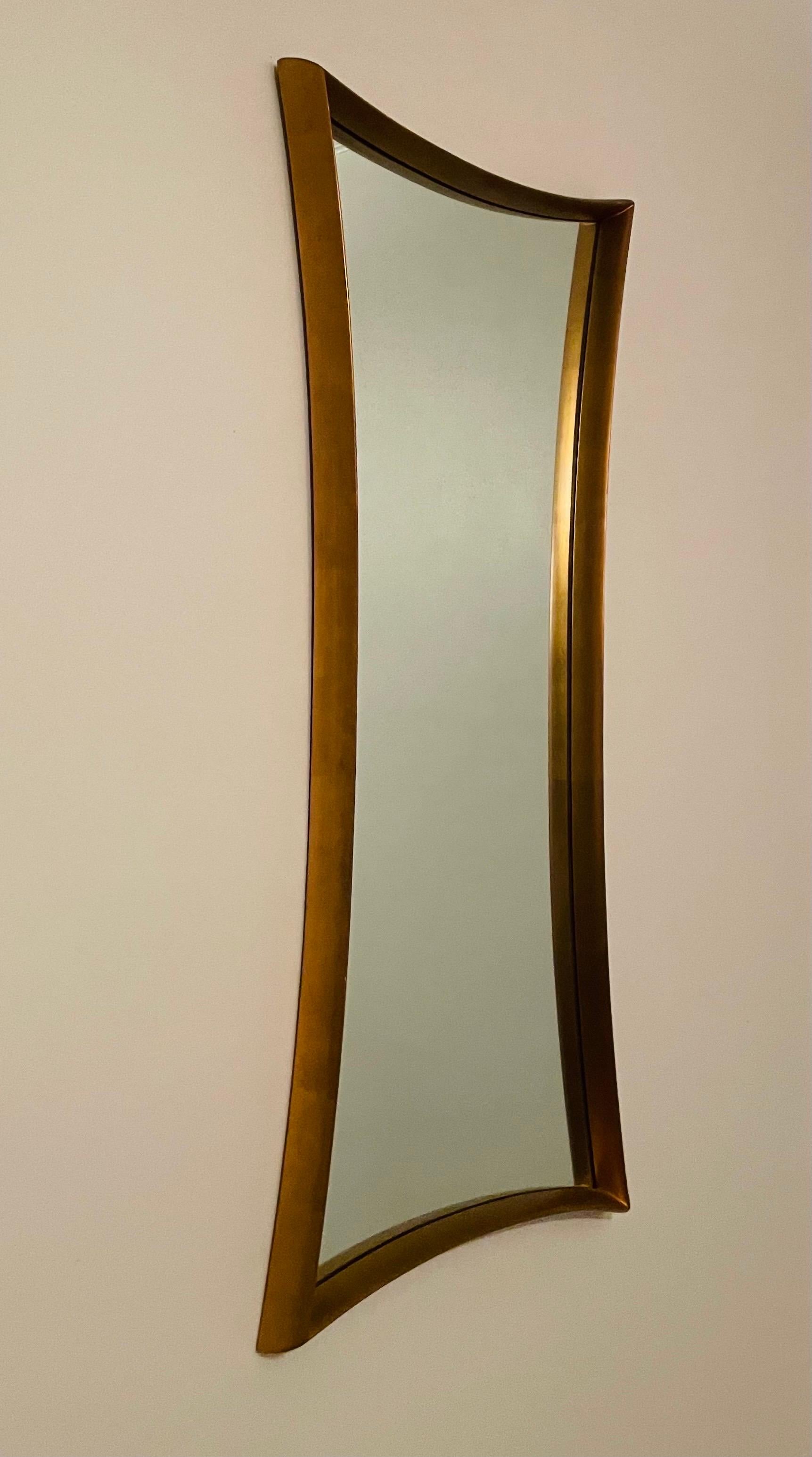 1950er Jahre Großer italienischer vergoldeter Wood Shield-Spiegel (Vergoldet) im Angebot