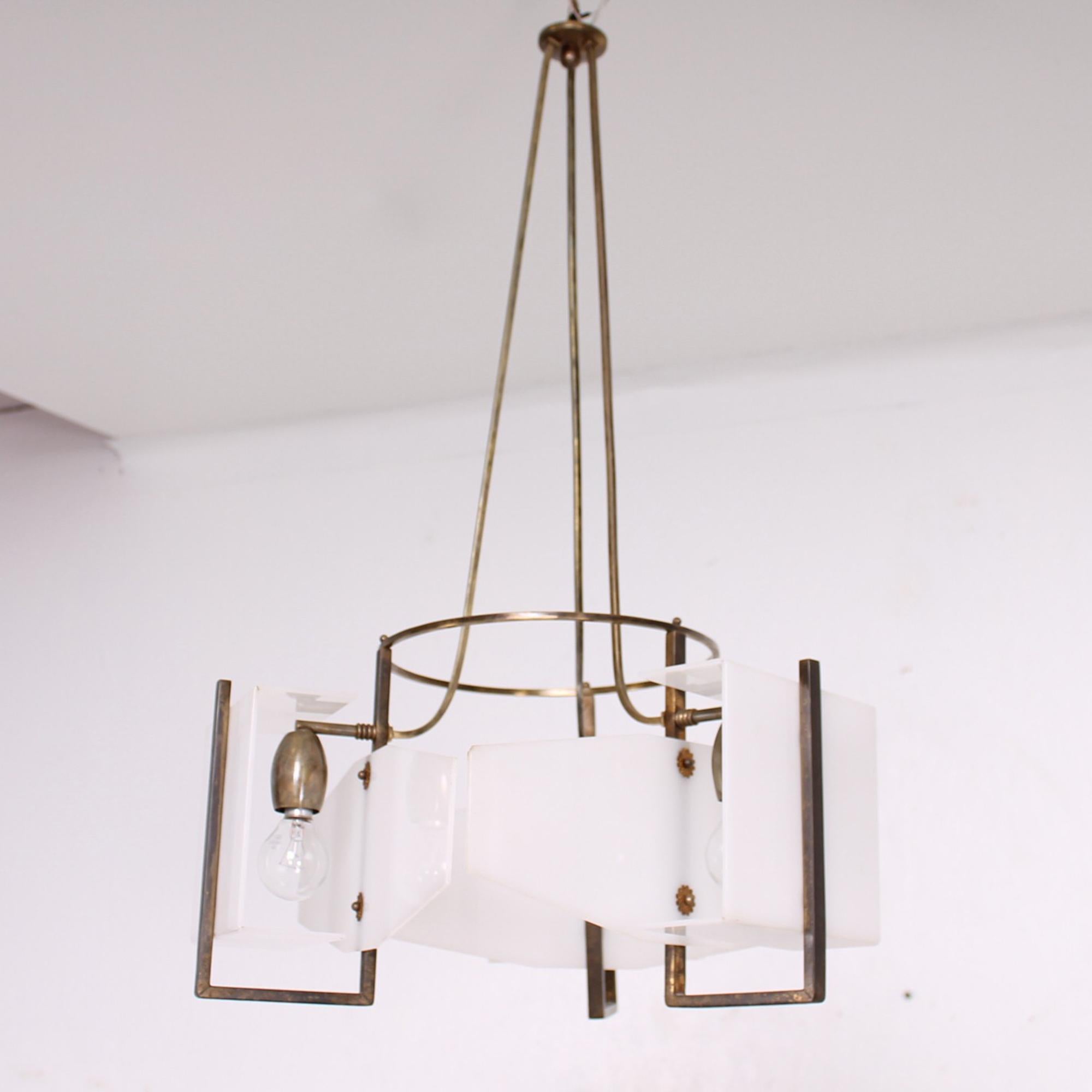 AMBIANIC presents
Geometric Lines in this vintage Italian Chandelier Italy 1950s.
Constructed in Brass & White Plexiglass.
Chandelier is unmarked. In the Italian modern style of Arredoluce from Oluce.
Brass features a beautiful warm brown patina
