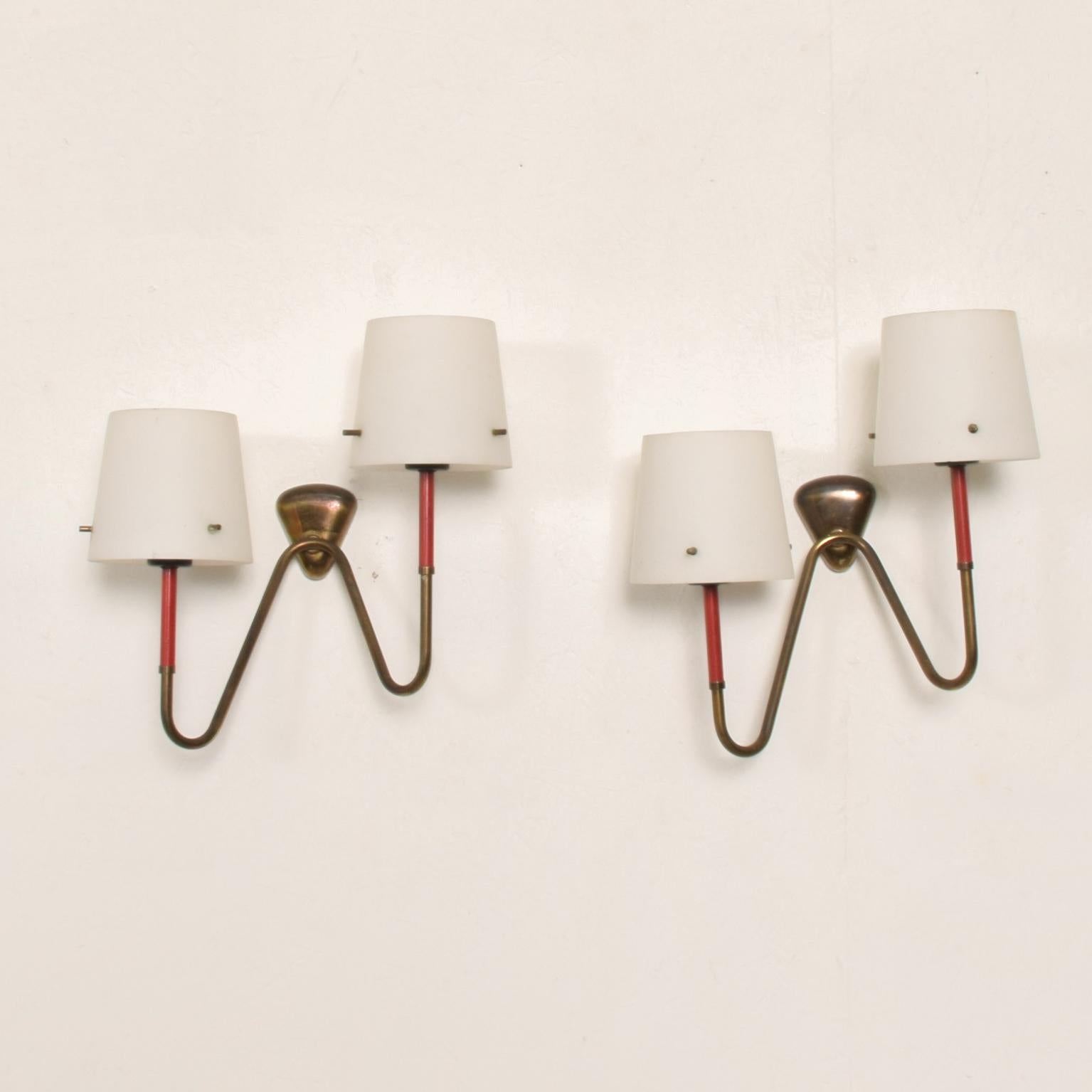Gio Ponti style of Italian 1950s 2 light wall sconce, pair.
Sculptural brass body with splash of red! glass opaline shades.
It requires 2 E-14 bulb per sconce.
Unmarked. Attributed style of Gio Ponti
Dimensions:12 1/2
