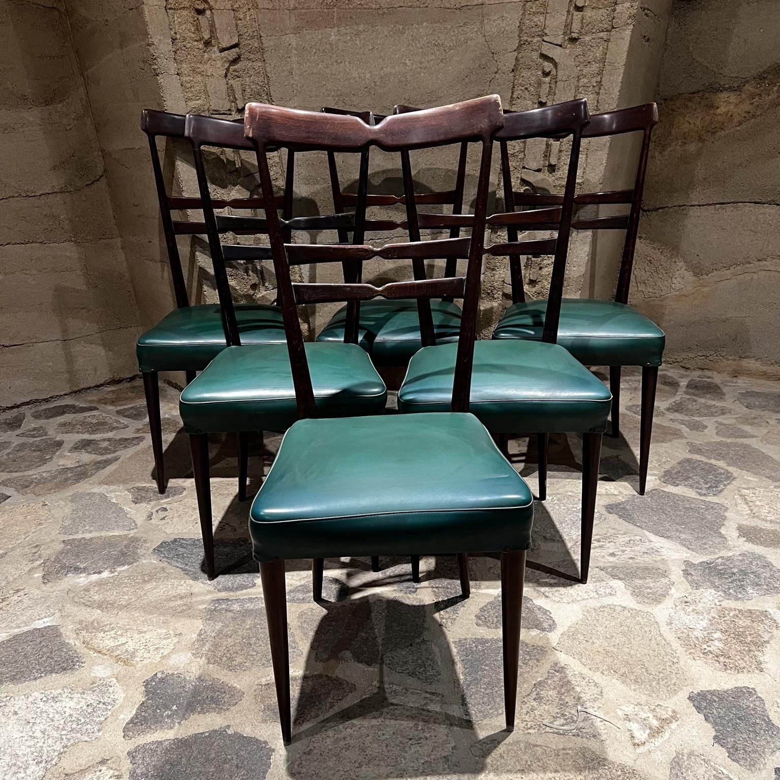 Set of 6 green dining chairs after Ico Parisi
Made in Italy circa the 1950s.
Unmarked
Dark wood mahogany finish.
Original green Naugahyde.
Firm and sturdy.
41.25 h x 20.5 d x 17.75 w Seat 18.5 h
Original vintage unrestored condition.
Please expect