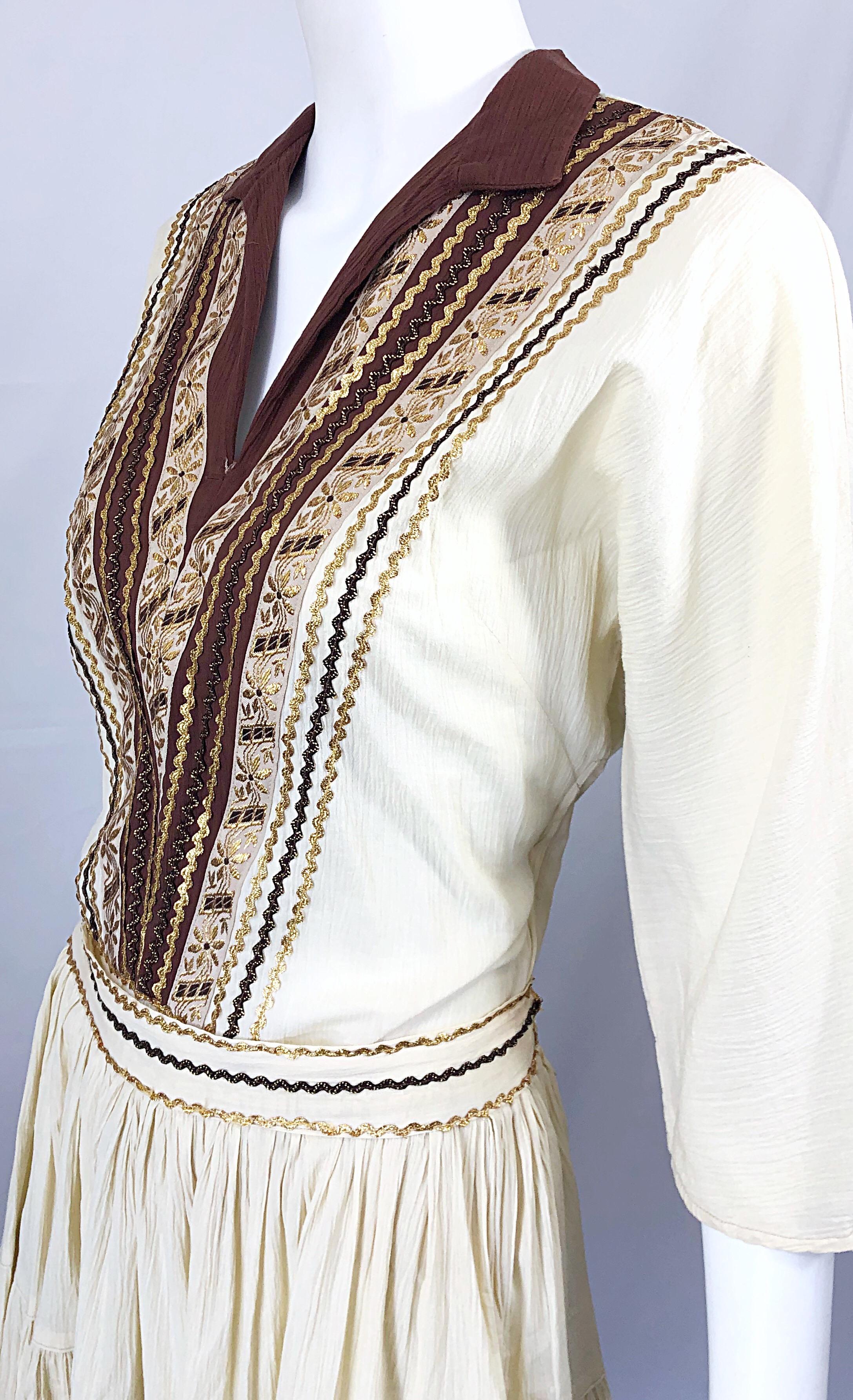 Robe tunique et jupe de patio en soie brodée marron ivoire et or, années 1950 en vente 4