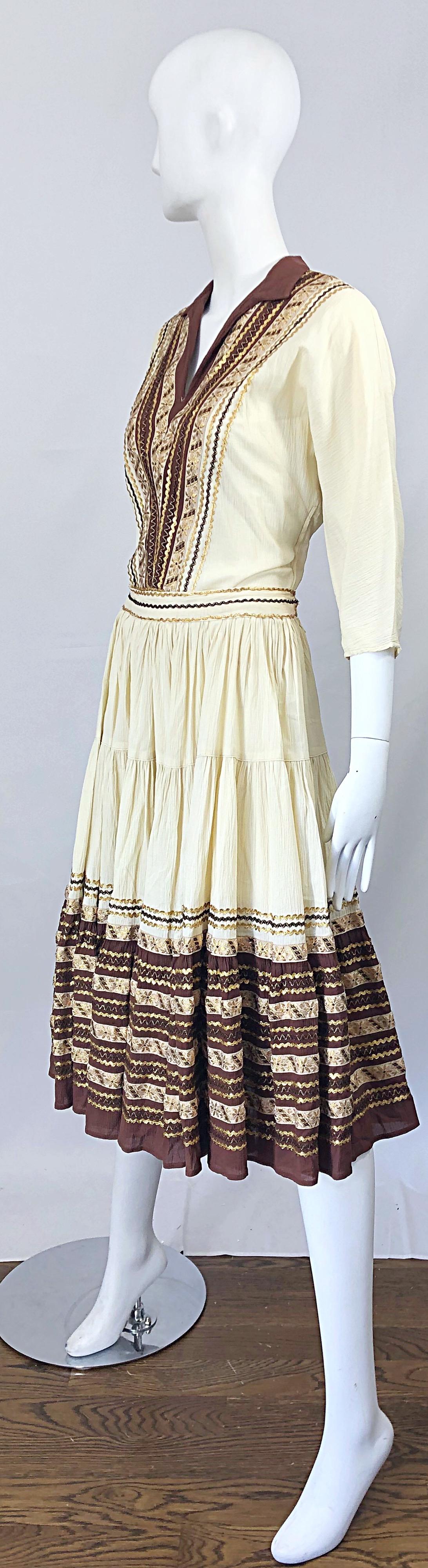 Robe tunique et jupe de patio en soie brodée marron ivoire et or, années 1950 en vente 7