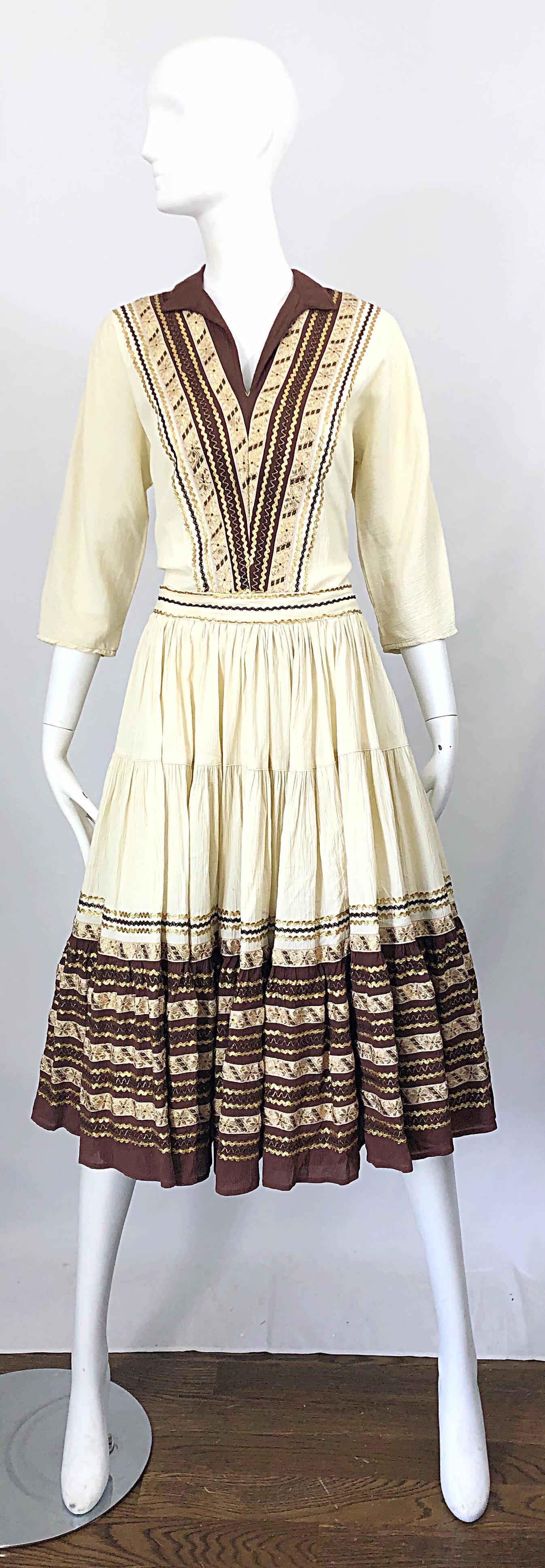Robe tunique et jupe de patio en soie brodée marron ivoire et or, années 1950 en vente 11