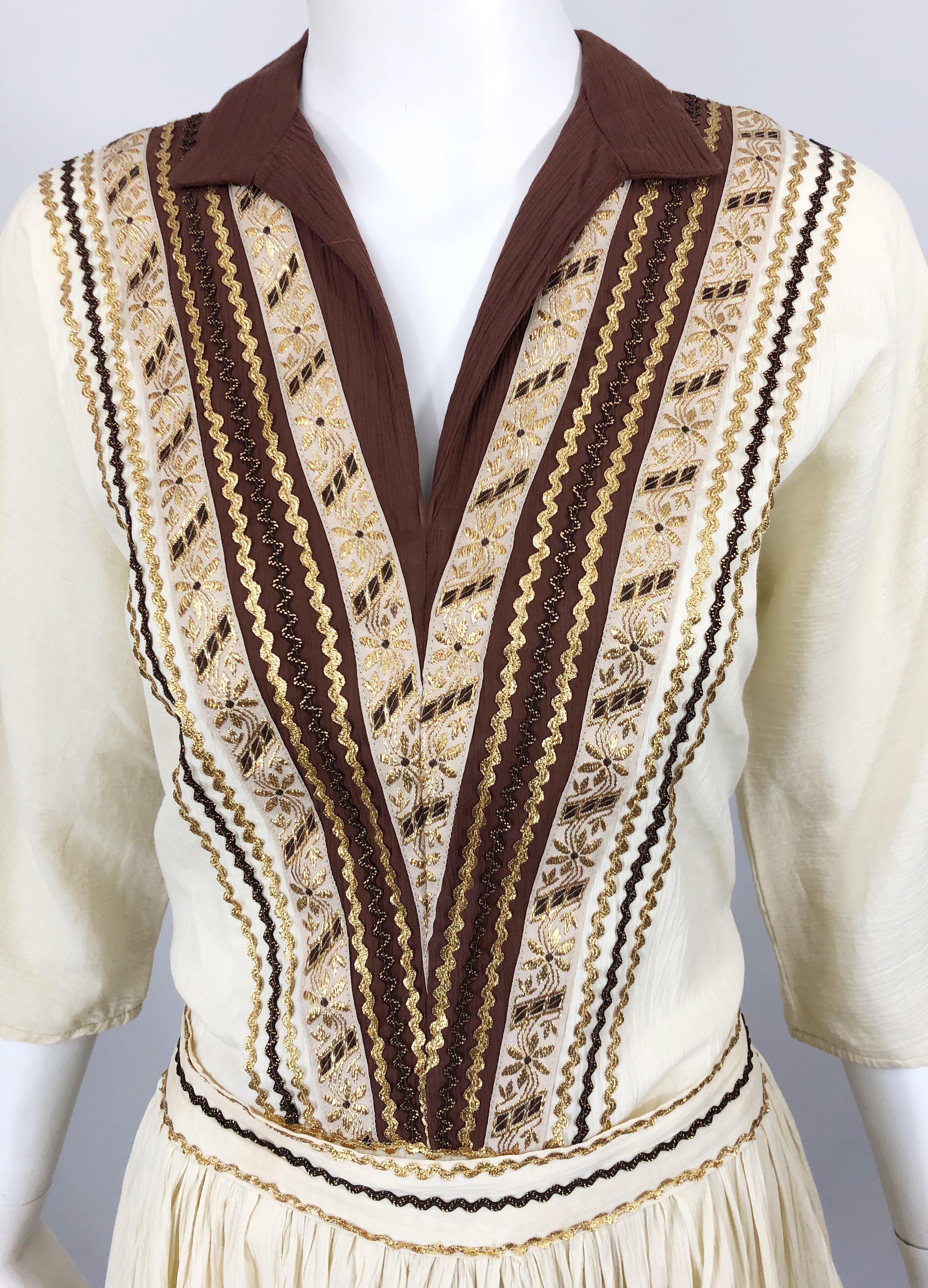 1950er Jahre Elfenbeinbraun und Gold bestickte Seide Tunika Rock Vintage 50er Patio Kleid (Beige) im Angebot