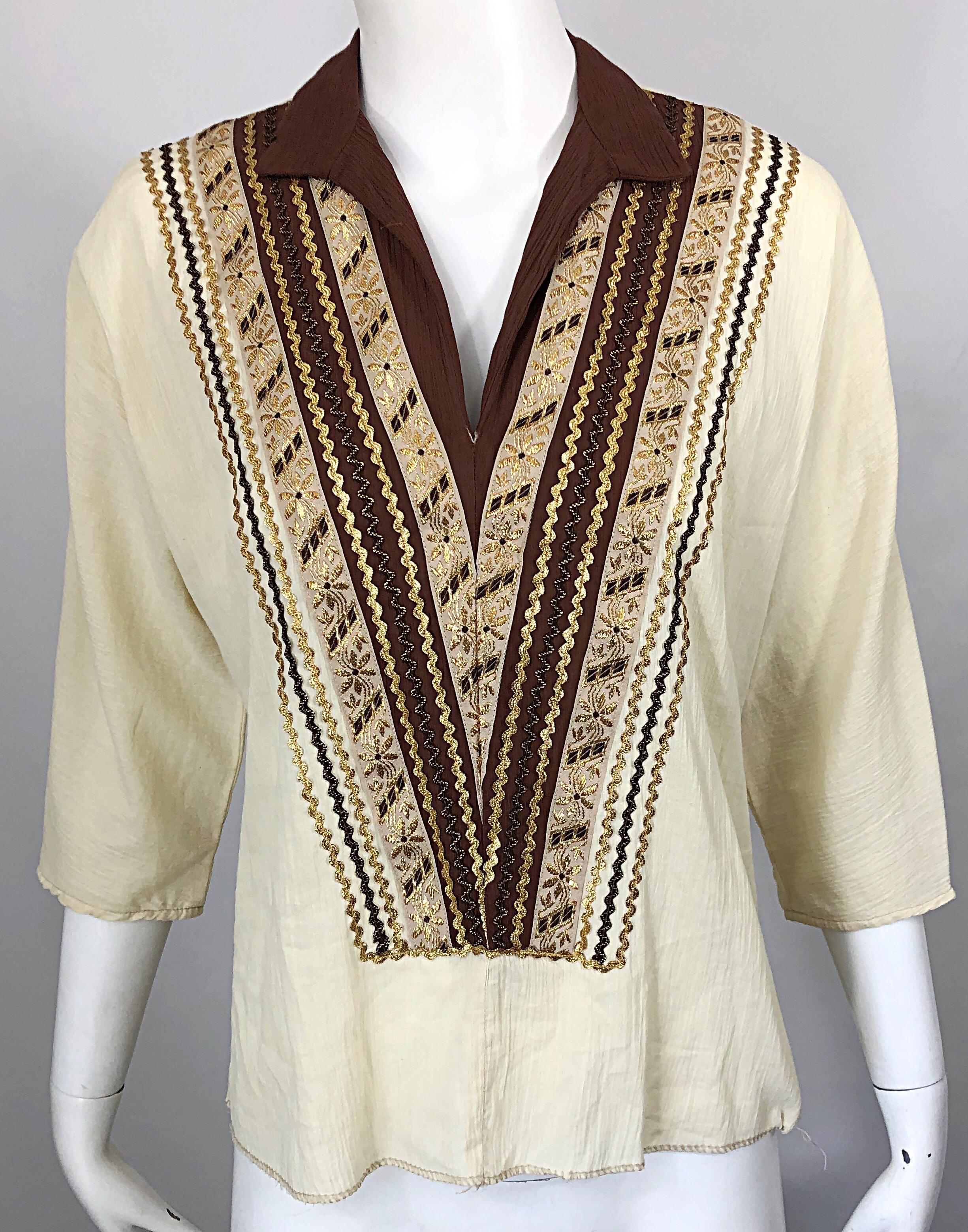 Beige Robe tunique et jupe de patio en soie brodée marron ivoire et or, années 1950 en vente