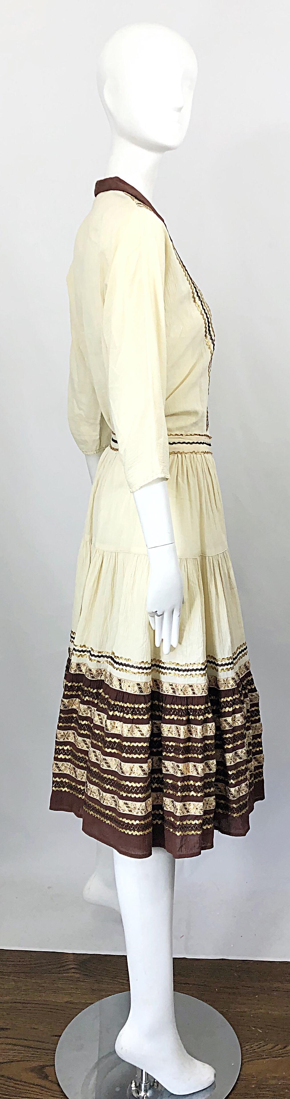 1950er Jahre Elfenbeinbraun und Gold bestickte Seide Tunika Rock Vintage 50er Patio Kleid Damen im Angebot