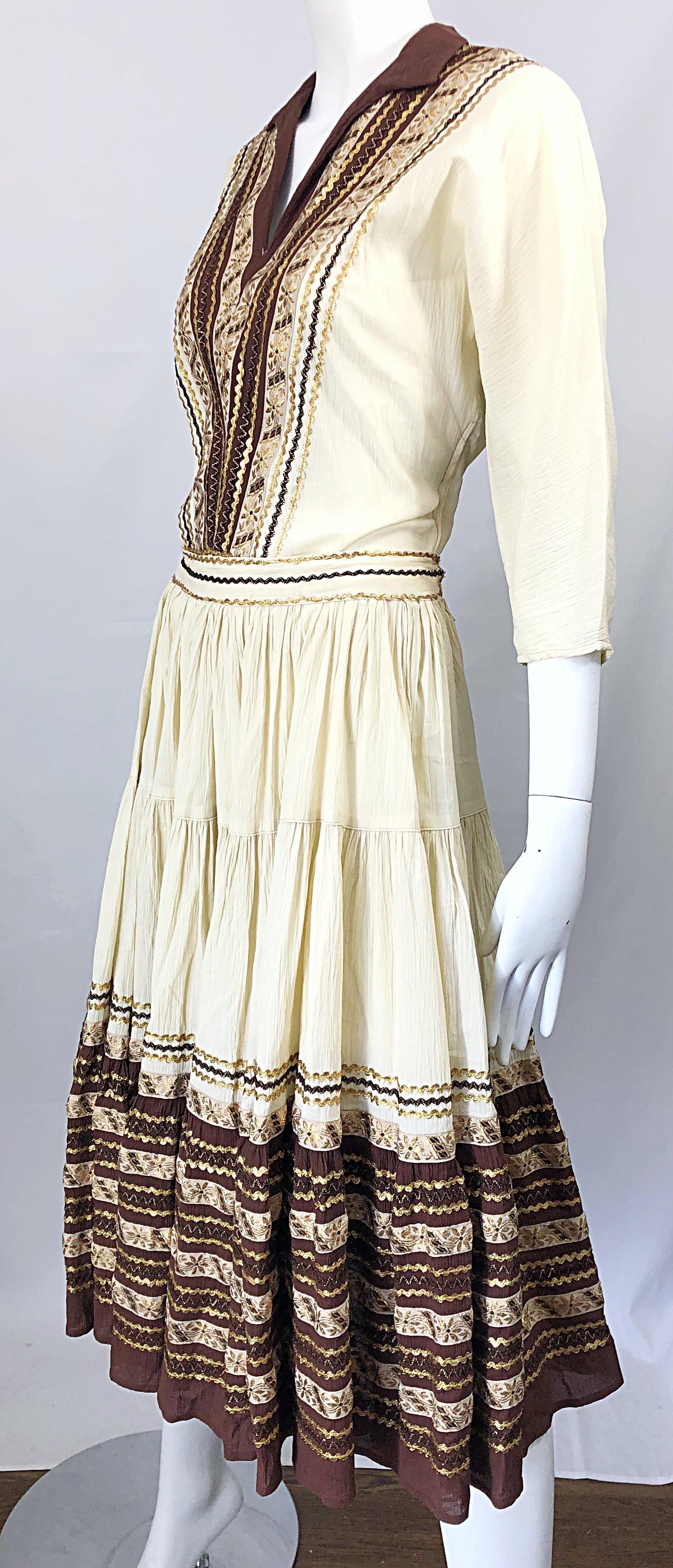 Robe tunique et jupe de patio en soie brodée marron ivoire et or, années 1950 Pour femmes en vente