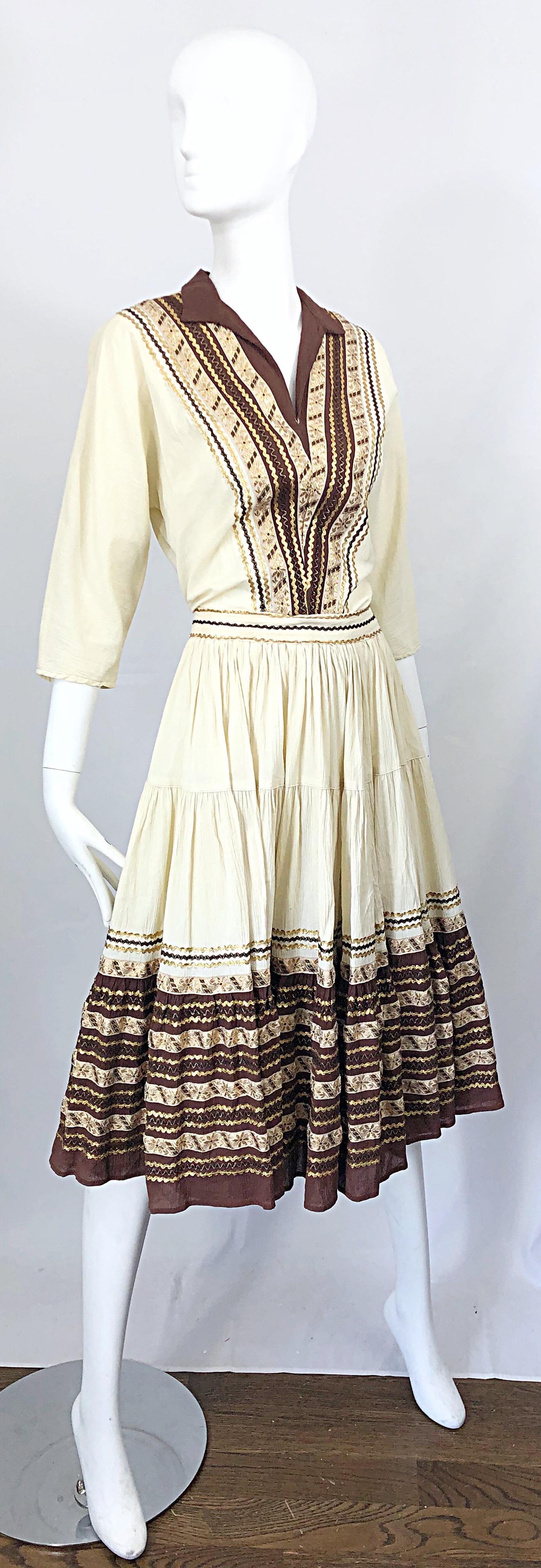 1950s Ivory Brown and Gold Embroidered Silk Tunic Skirt Vintage 50s Patio Dress In Excellent Condition For Sale In San Diego, CA