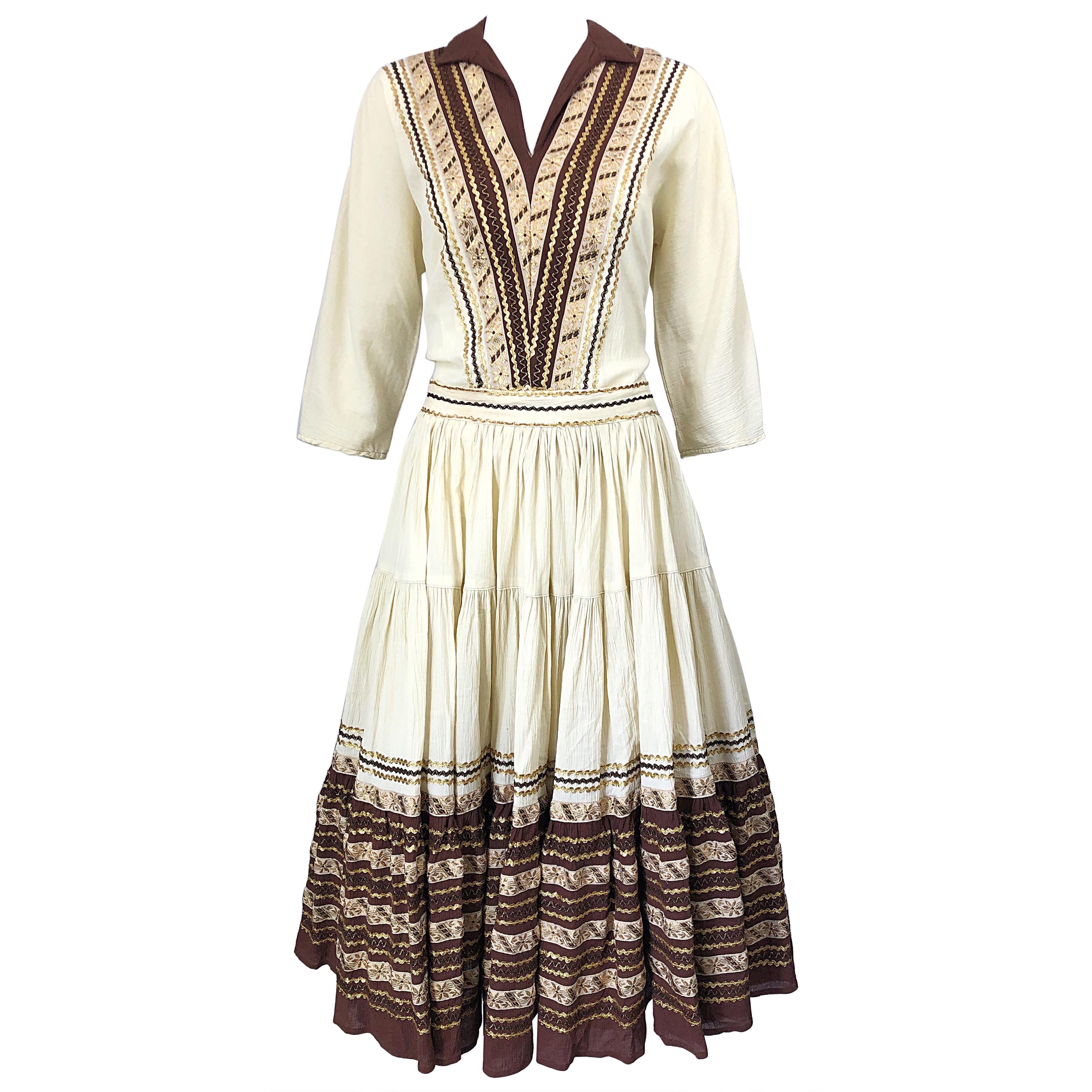 1950er Jahre Elfenbeinbraun und Gold bestickte Seide Tunika Rock Vintage 50er Patio Kleid im Angebot
