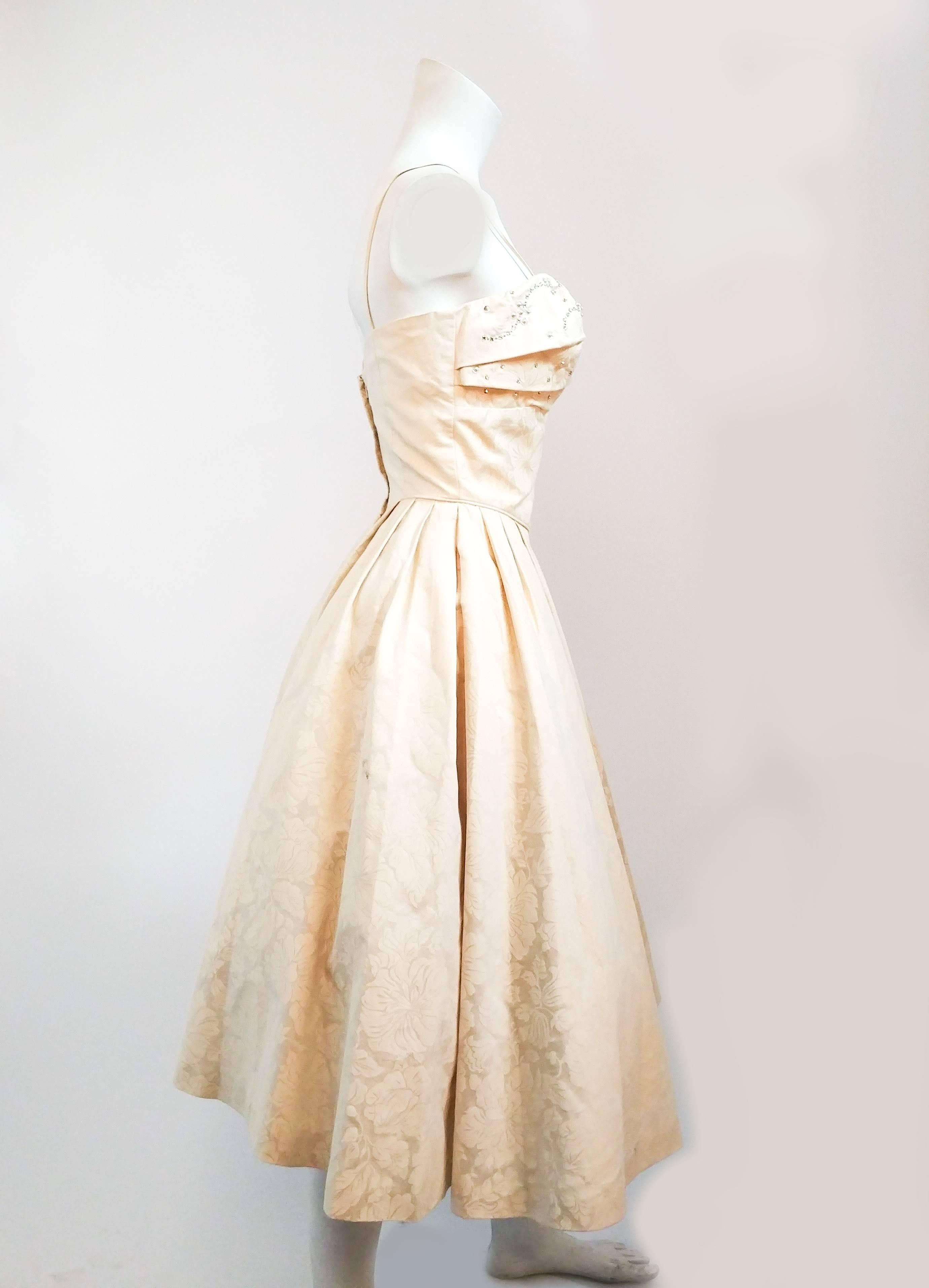 1950er Elfenbeinfarbenes Jacquard-Kleid mit perlenbesetztem Mieder (Beige) im Angebot