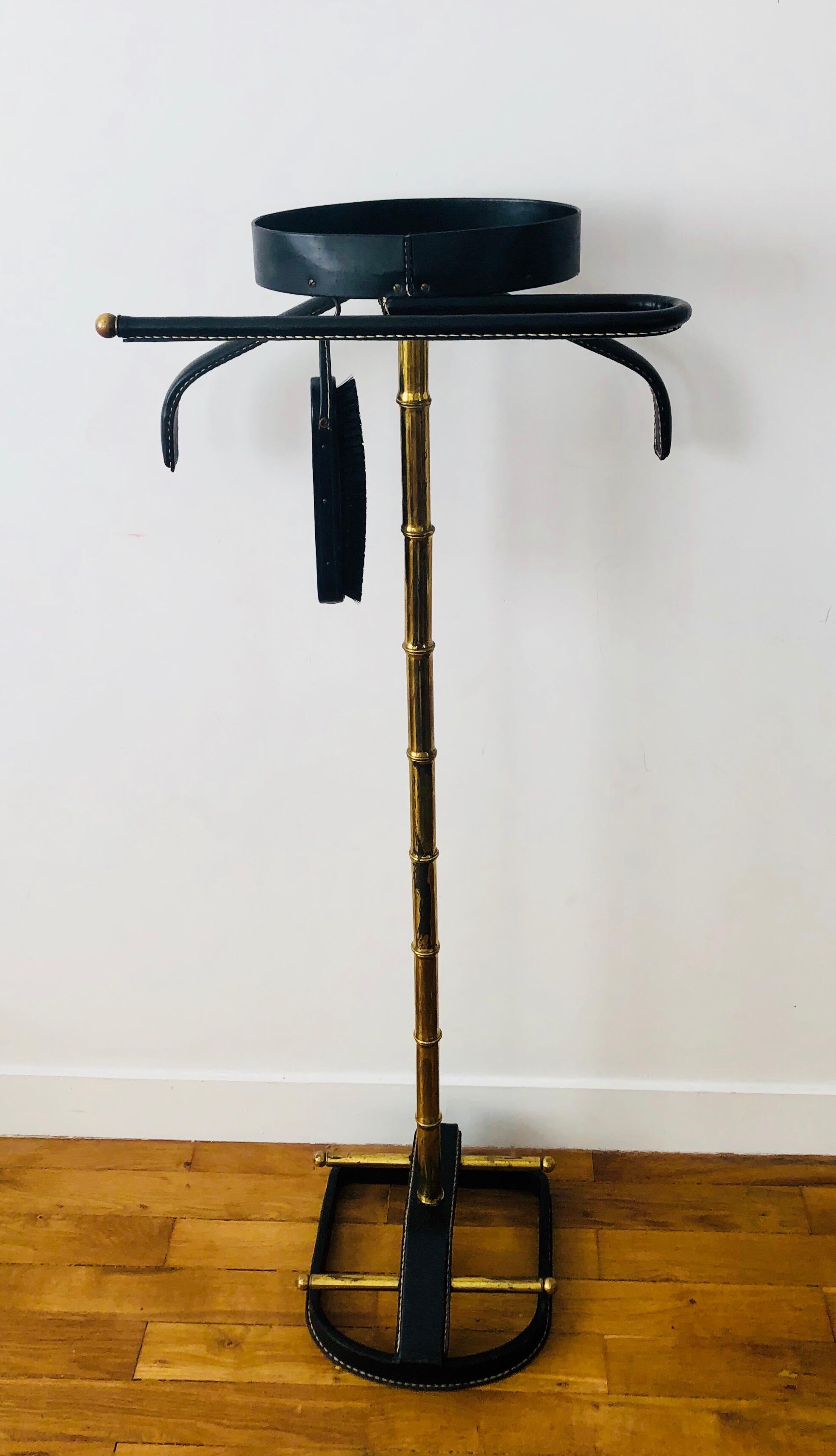Jacques Adnet black leather and brass valet.
It comes with its brush.
Very good original condition.
Measures: Height 116.5 cm
Width 46 cm
Depth 31 cm.

   