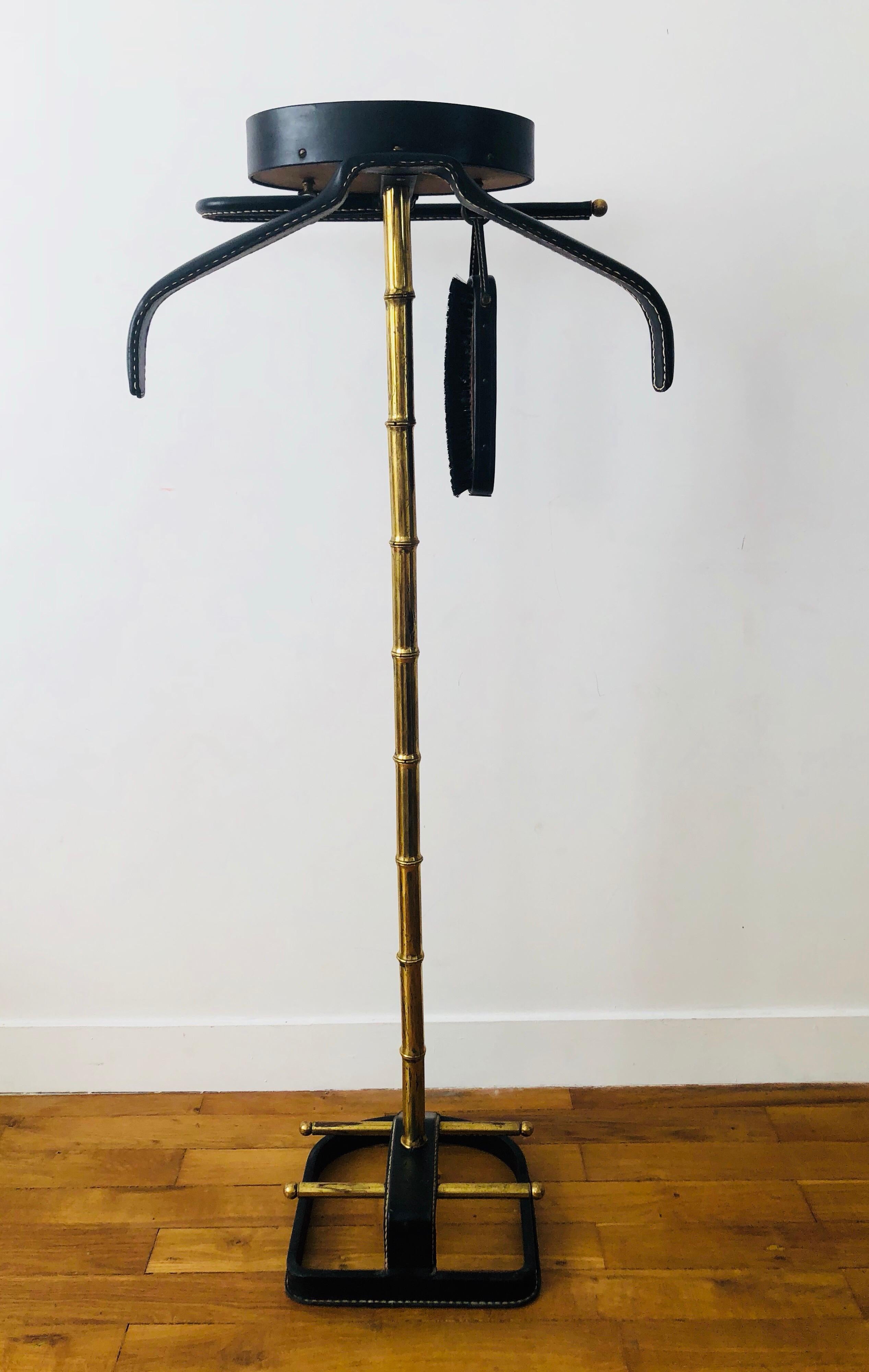 1950s Jacques Adnet Black Leather and Brass Valet In Good Condition In Saint-Ouen, FR