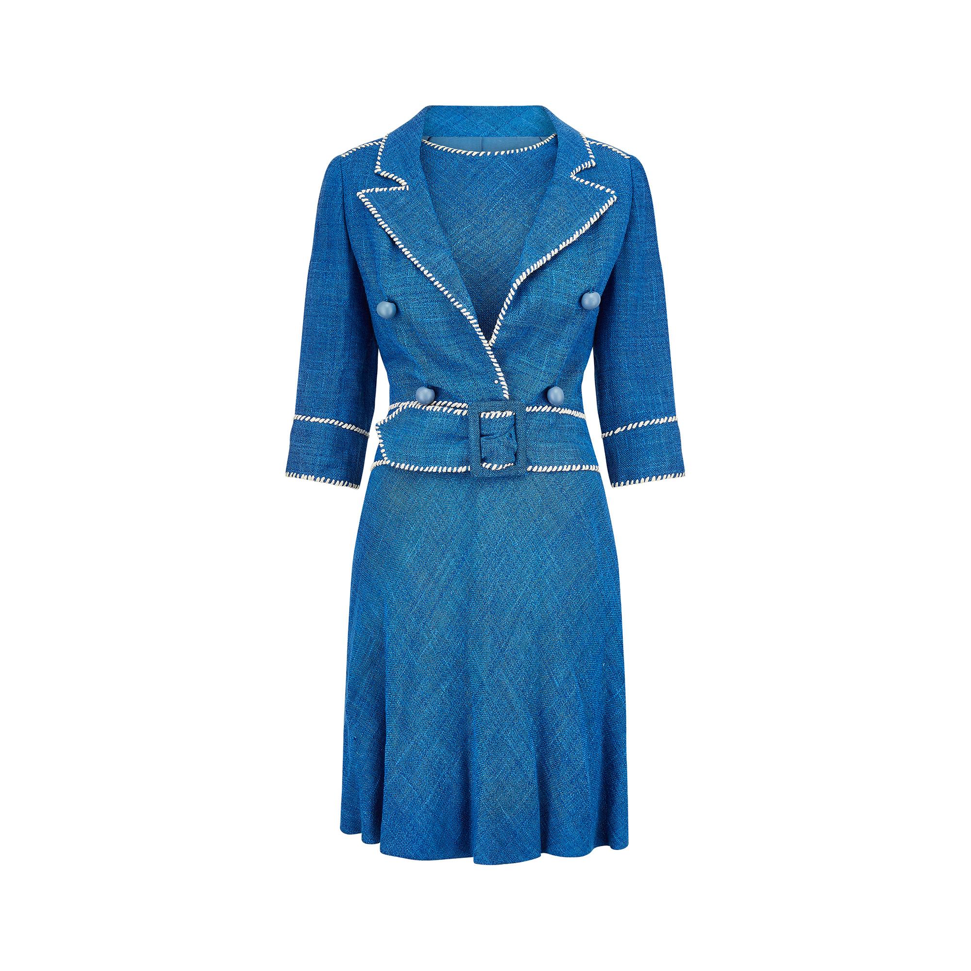 Costume français haute couture Jacques Esterel du milieu des années 1950.  Un mélange de soie et de lin bleu français texturé et ample, avec une surpiqûre blanche frappante qui met en valeur l'encolure, les emmanchures de la robe, la taille et les