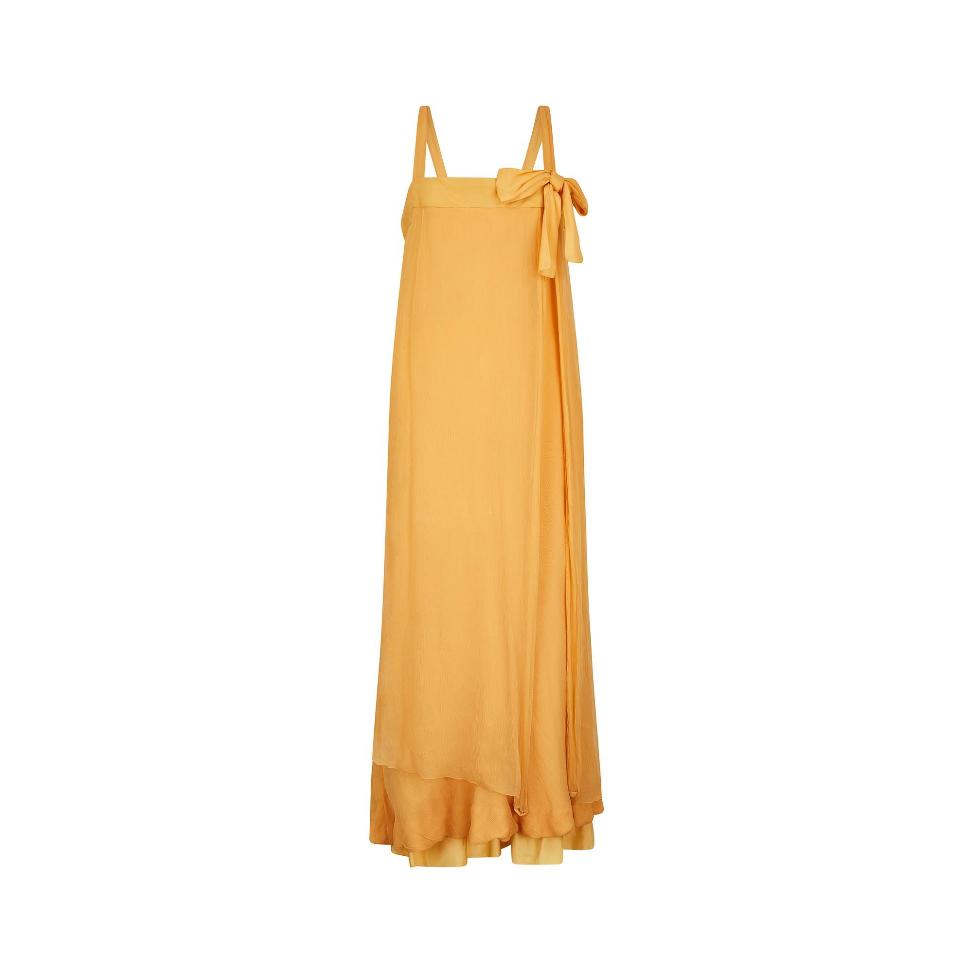 Hervorragendes Haute Couture Chiffon-Säulenkleid von Jacques Heim aus den Jahren 1958 -1963.  Ein zeitloser, fließender Stil und der perfekte Farbton von Sonnengelb. Das Kleid ist vorne und hinten mit einer Schleife verziert und hängt locker herab -