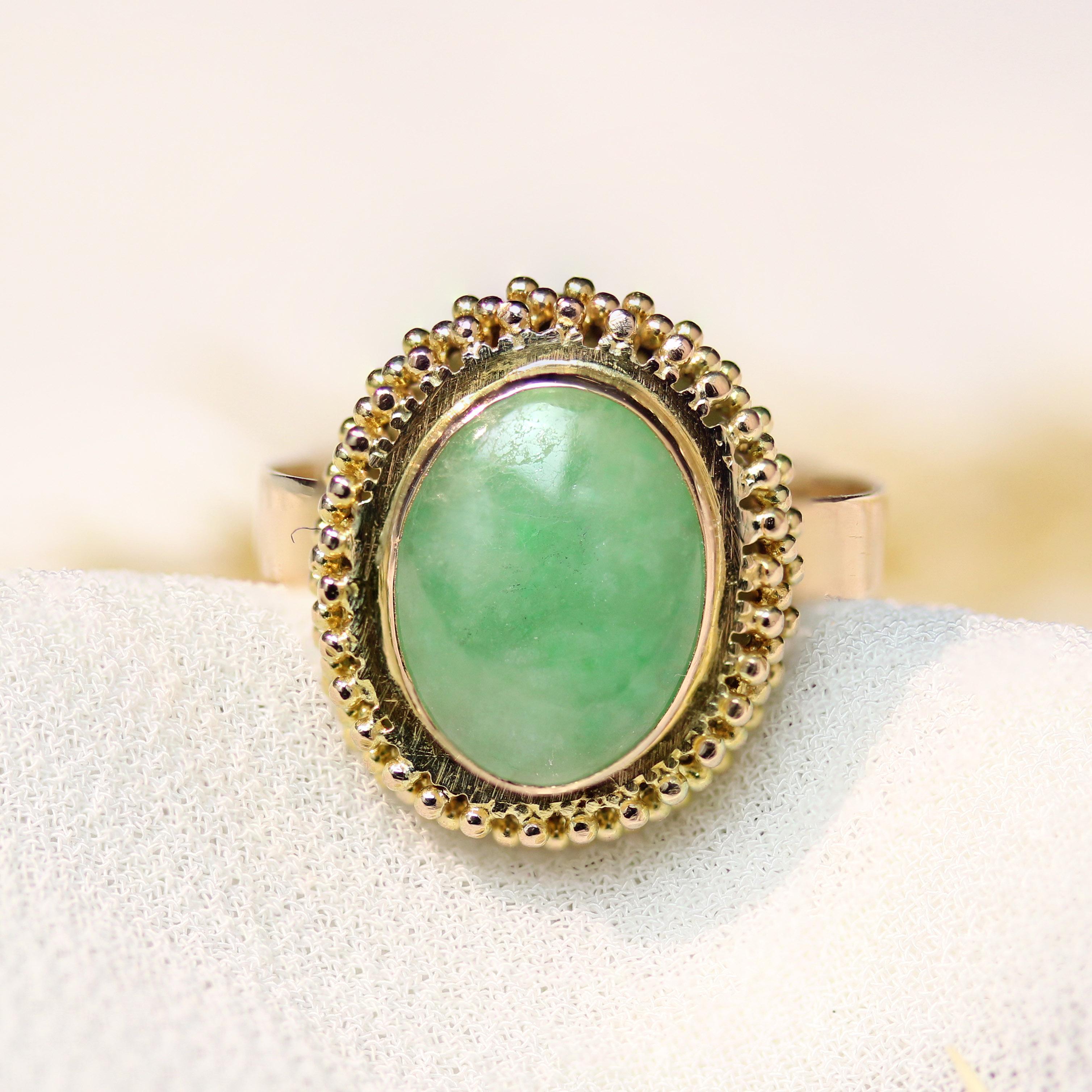 Cabochon 1950s Jade 18 Karat Yellow Gold Retro Oval Ring For Sale