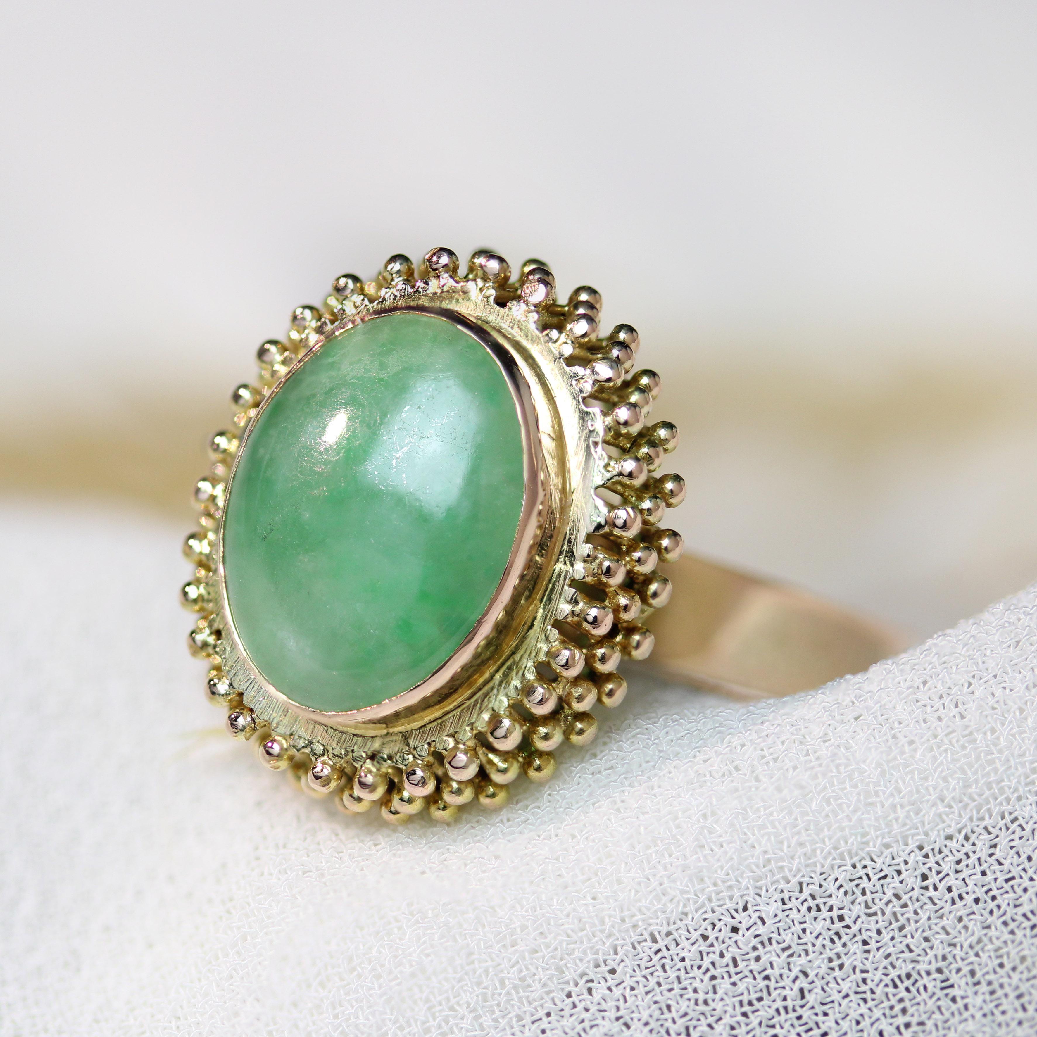 1950s Jade 18 Karat Yellow Gold Retro Oval Ring For Sale 4