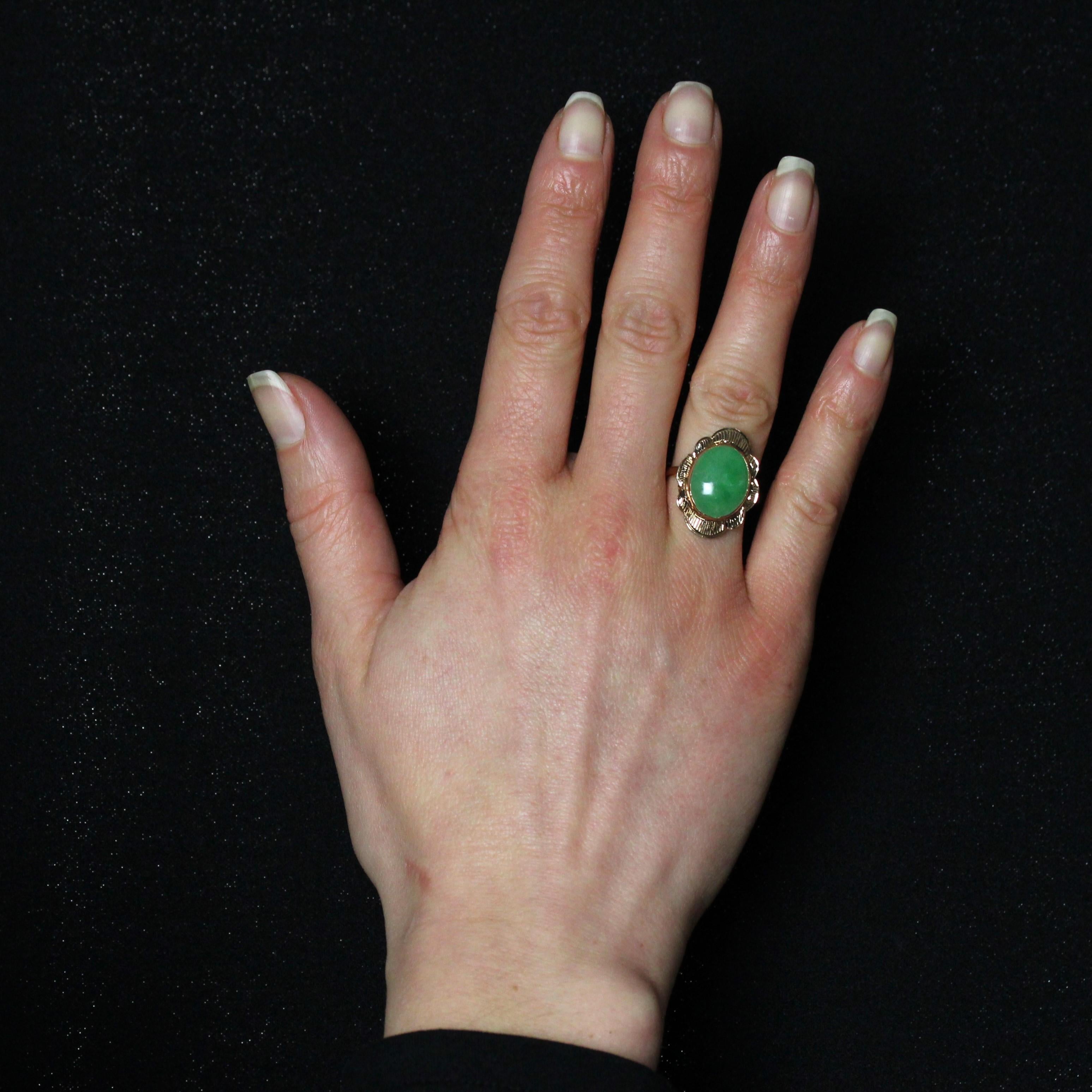 Ring in 18 karat yellow gold.
This vintage ring is set with a green jade cabochon. The oval-shaped surround is chased and the basket is openwork.
Weight of the jade : 4,40 carats approximately.
Height : 22.5 mm approximately, width : 16.5 mm