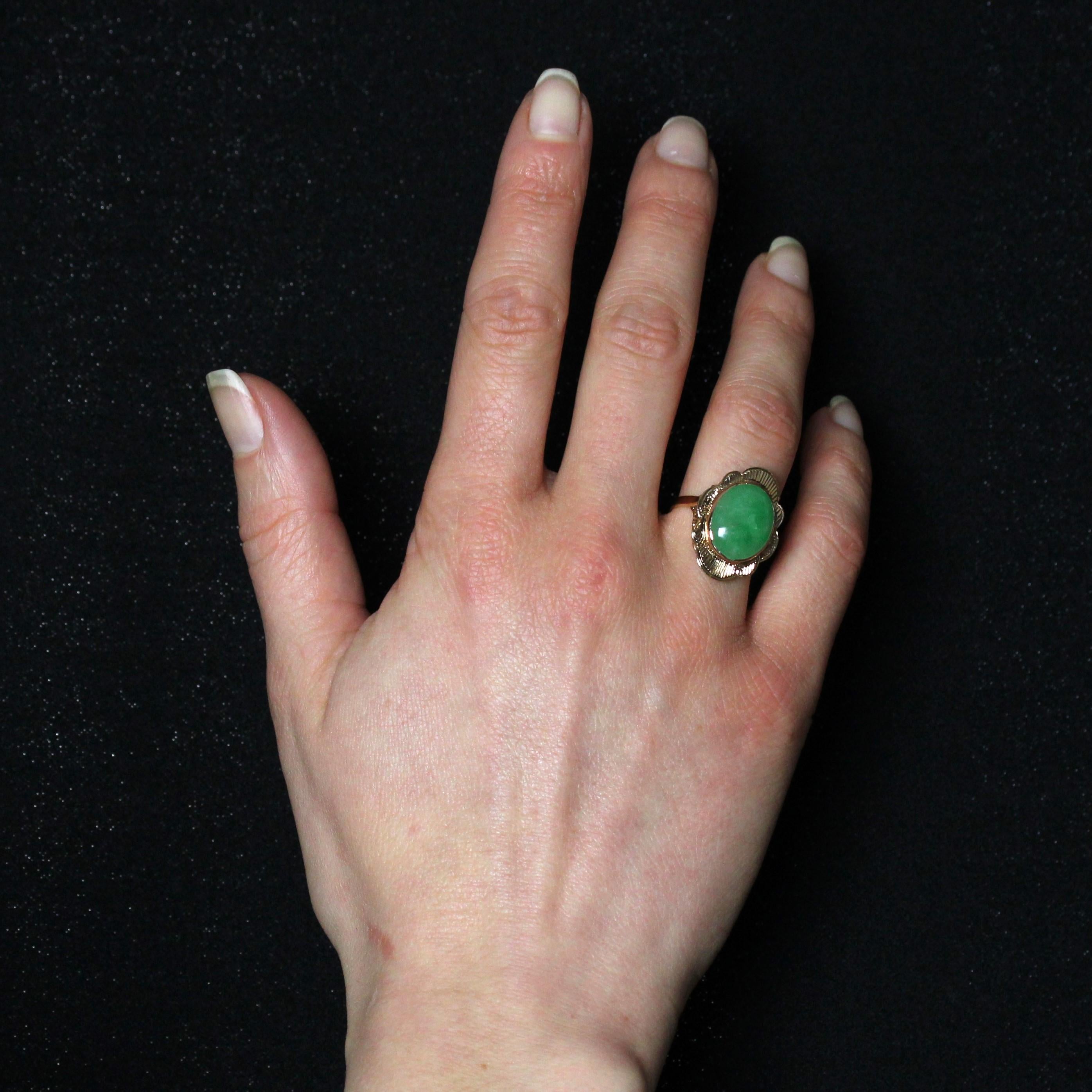 1950s Jade 18 Karat Yellow Gold Retro Ring In Good Condition For Sale In Poitiers, FR
