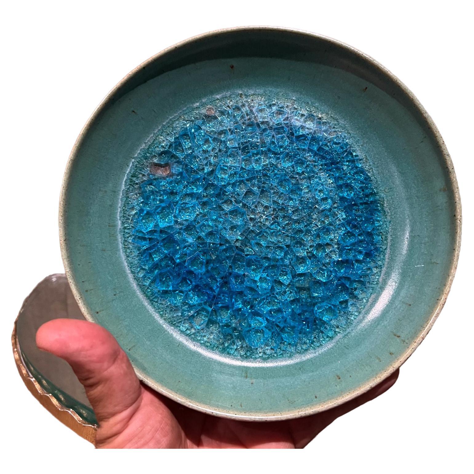 Par l'auteur et céramiste de renom, Jade Snow Wong, Decorative Dish Ceramic Pottery Art San Francisco, CA
vers 1955
Poterie en céramique avec inserts en verre émaillé.
Signé à la main et numéroté
8 diamètre x 1,25
Pertes mineures. Il manque un petit