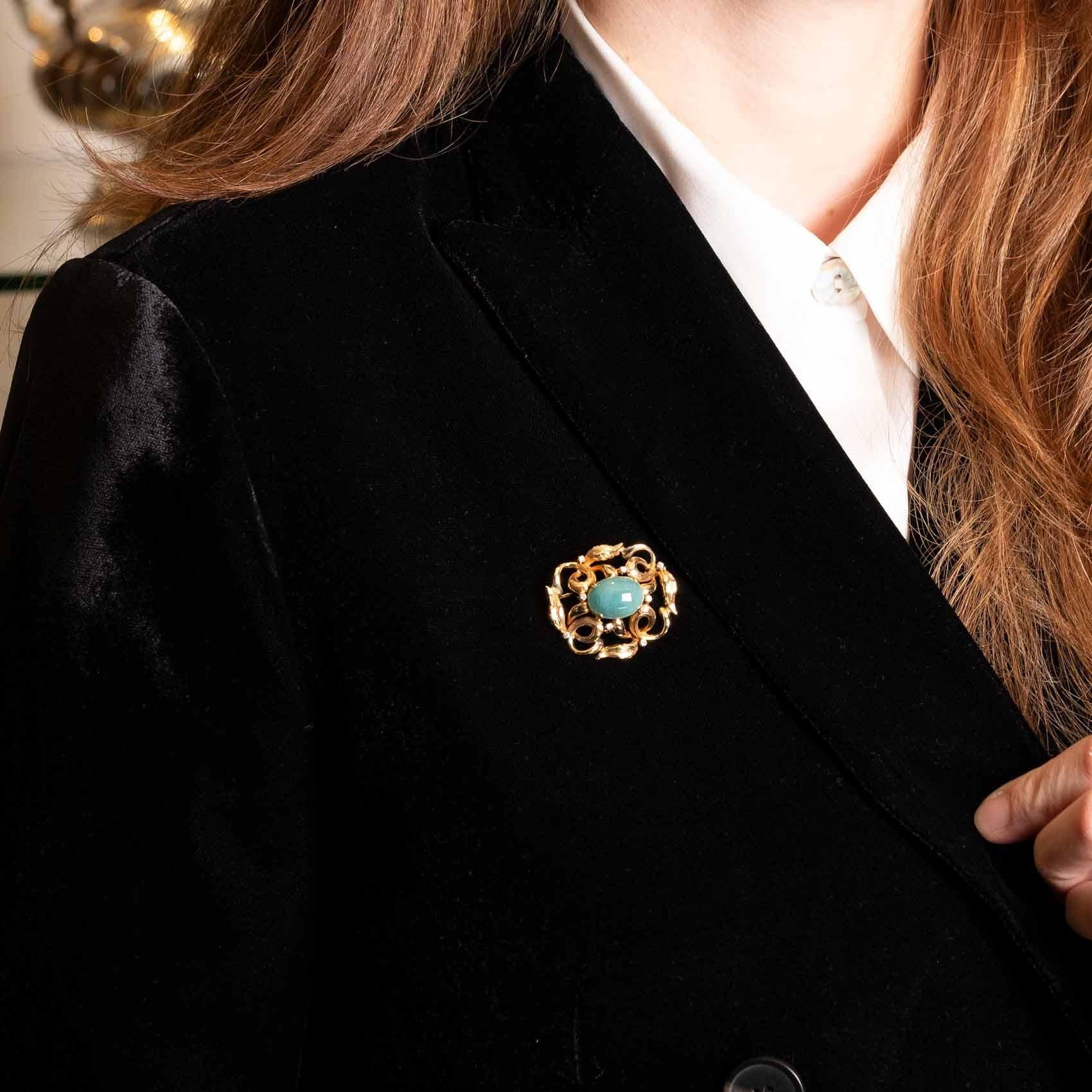 Beautiful finely made brooch, in 18ct gold with small diamonds highlighting the central cabochon cut jadeite.
With small edit it can also be worn as a pendant.

Highlights
- 18ct gold - Stamped 750 AL (Alessandria) - Made in Italy
- Cabochon cut