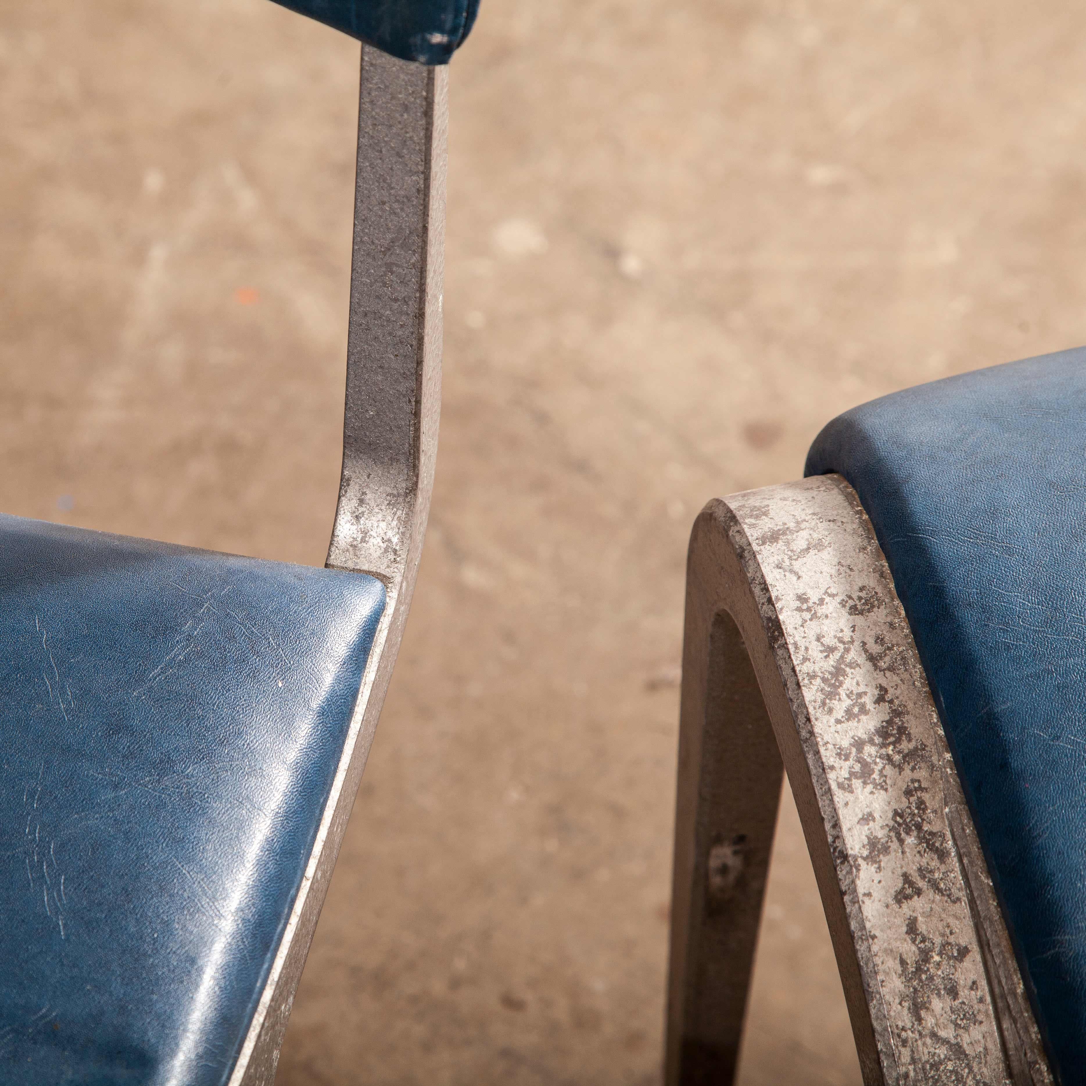 1950s James Leonard Esavian ESA upholstered stacking dining chairs - Side chairs - Set of two

Set of two 1950s James Leonard Esavian ESA upholstered stacking dining - side chairs. We have always loved the work of James Leonard for Esavian and we