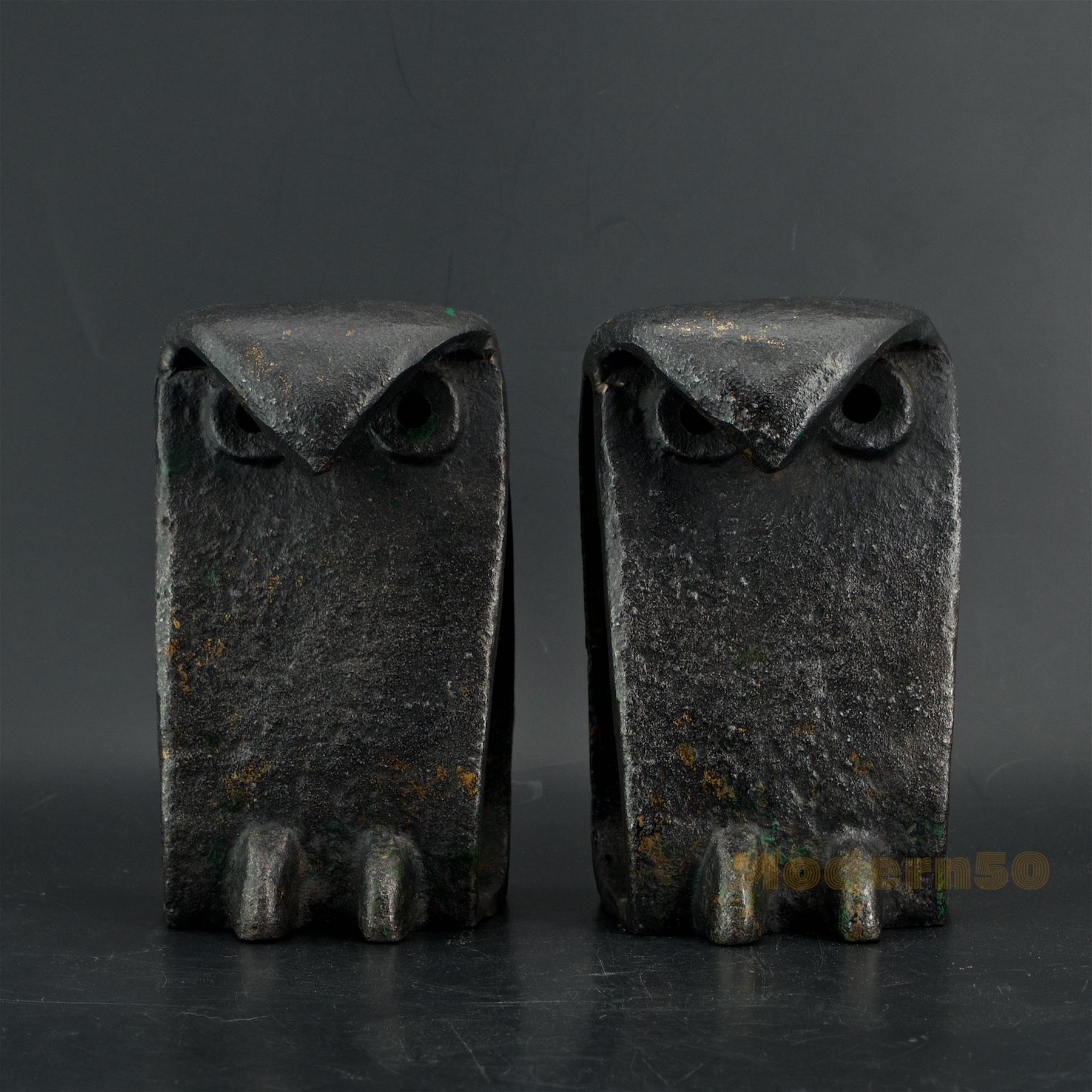 Pair of iron brutal and minimal abstract bird sculptures. Remnants of gold patina. Made in Japan. 3.35 lbs. Each.
  