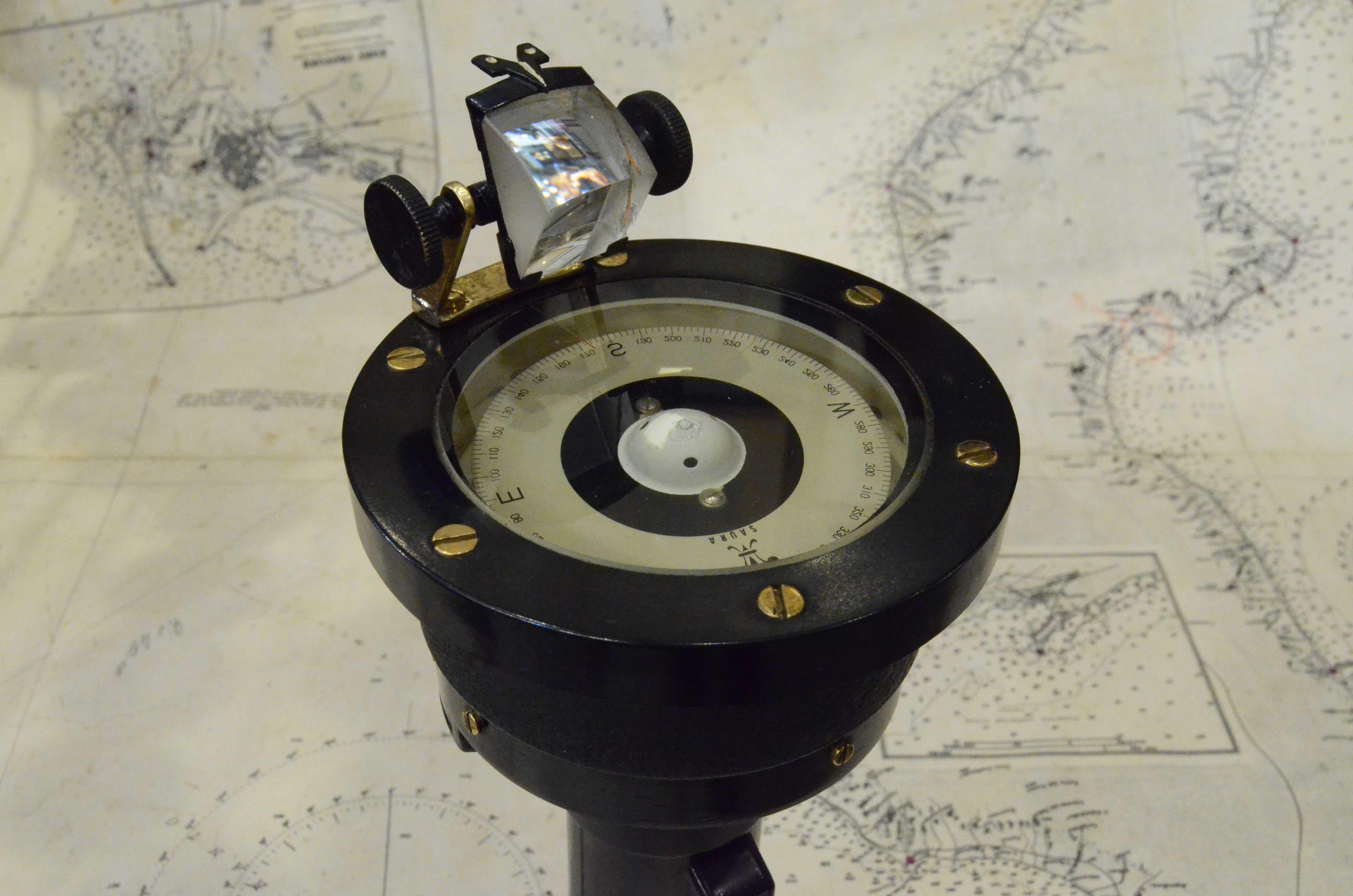 1950s Japan Saura Hand-Held Magnetic Bakelite Compass Vintage Marine Navigation In Good Condition In Milan, IT