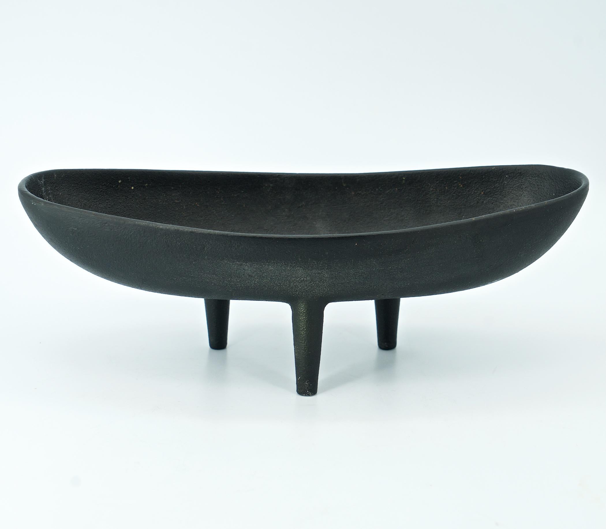 Attributed to the Unsung Castings Company of Japan, c.1950. A blackened cast steel tripod footed Ikebana dish, in the manner of Isamu Noguchi. Some very light wear to the finish but no chips, and no cracks to the metal. Unmarked.