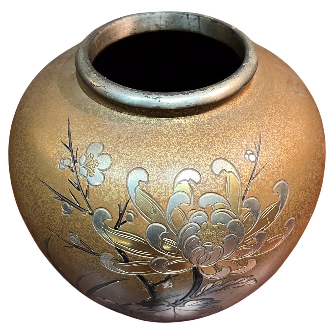 AMBIANIC presents
1950s Japanese Bronze Mixed Metal Squat Vase
Gilt patinated and mixed metal with copper inlay
Lovely floral mum design
5.75 h x 6 diameter
no signature
Preowned unrestored original vintage condition
See all images provided.