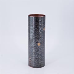 Vase japonais en bronze des années 1950 Martele Hammered Polka-Dot Meiji Nanbu Mid-Century
