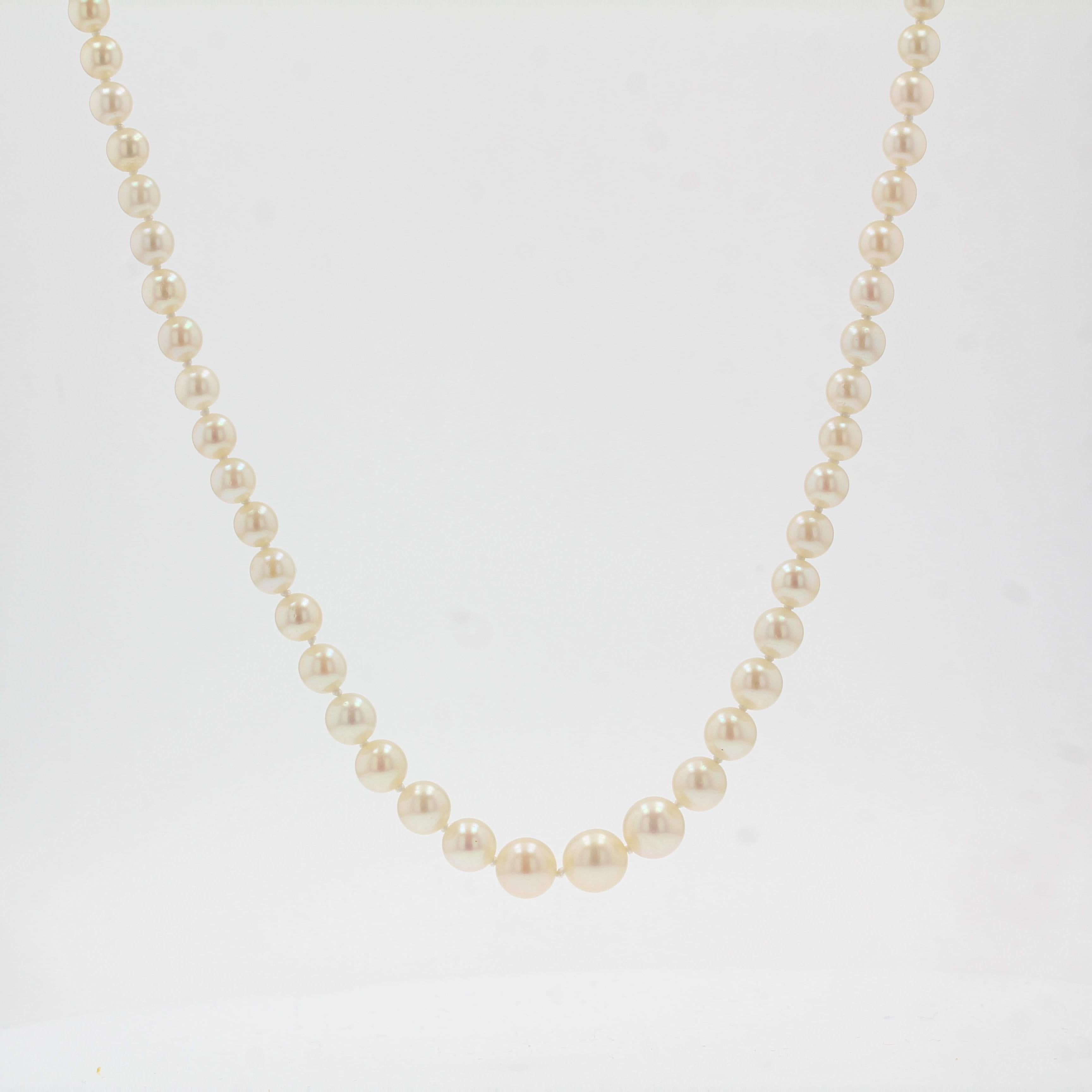 This pearl necklace is composed of a strand of Japanese cultured pearls which are held together by an 18K yellow gold clasp. 
Diameter of the pearls: 4/4,5 to 8 / 8,5 mm.
Overall length: 54,5 cm.
Total weight: approximately 22,1 g.
The necklace was