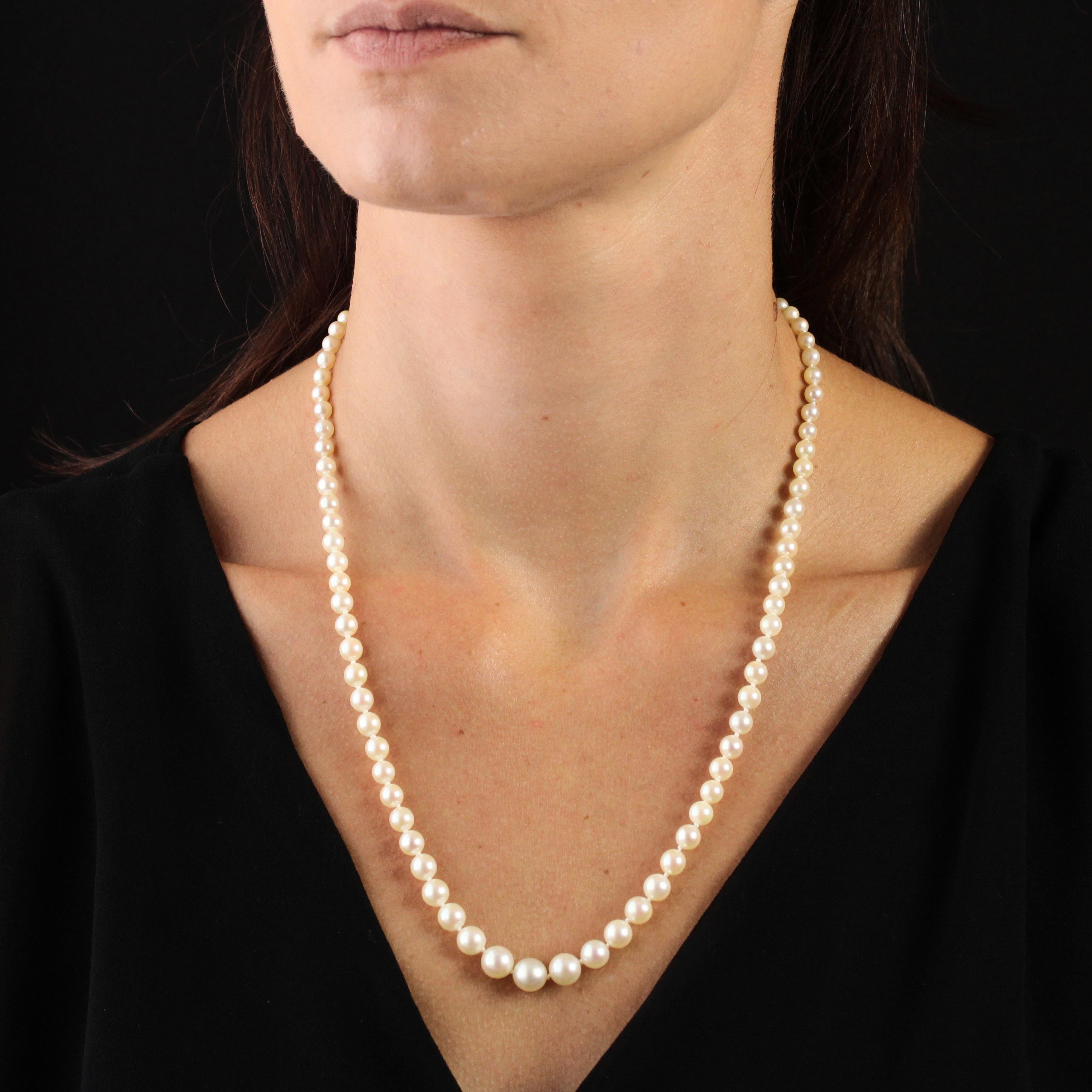 This pearl necklace is composed of a strand of Japanese cultured pearls which are held together by an 18K yellow gold clasp. 
Diameter of the pearls: 4/4,5 to 8 / 8,5 mm.
Overall length: 54,5 cm.
Total weight: approximately 22,1 g.
The necklace was