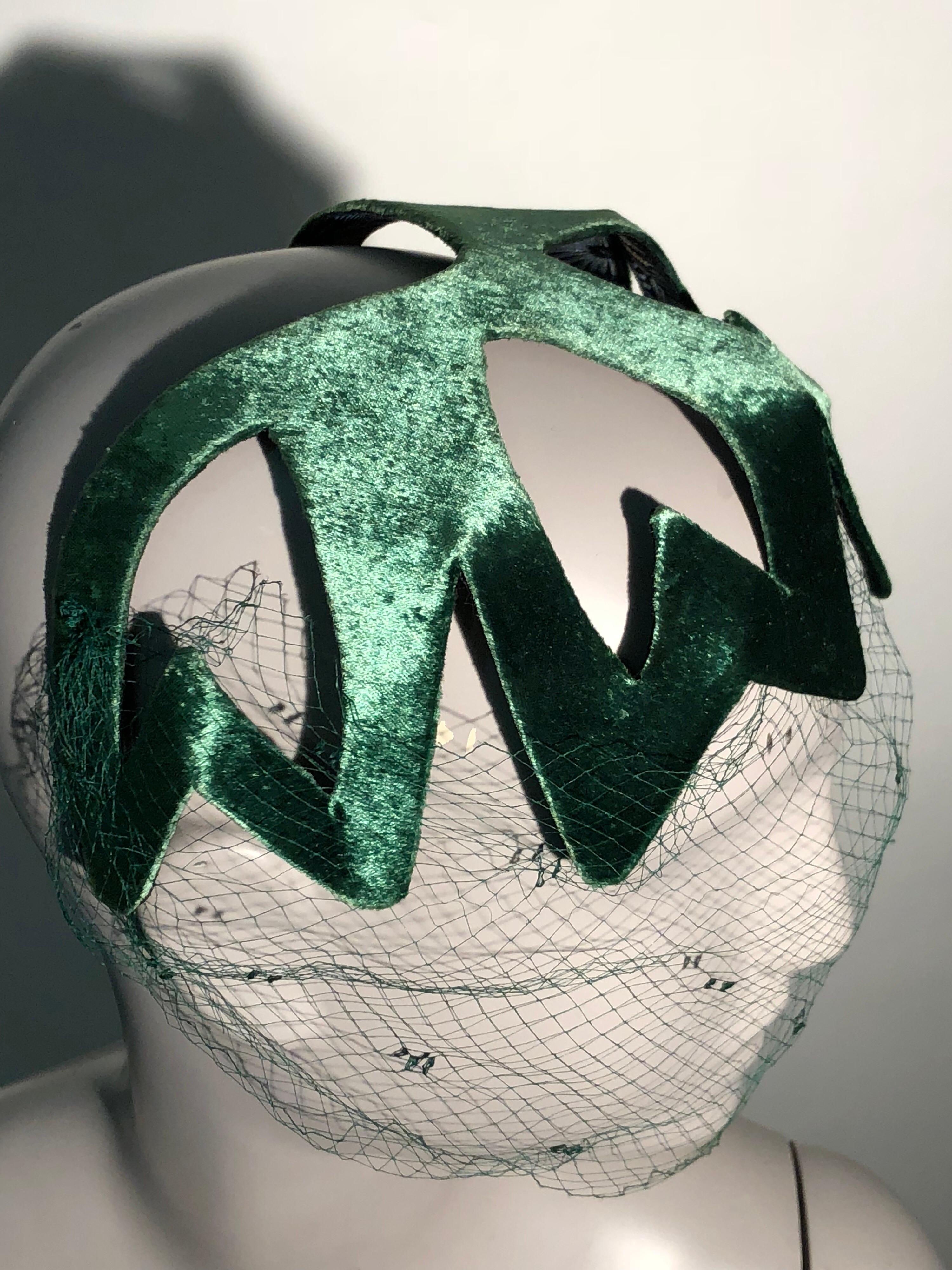 1950s Japanese Emerald Green Satin Zig Zag Graphic Hat W/ Dotted Veil In Excellent Condition In Gresham, OR