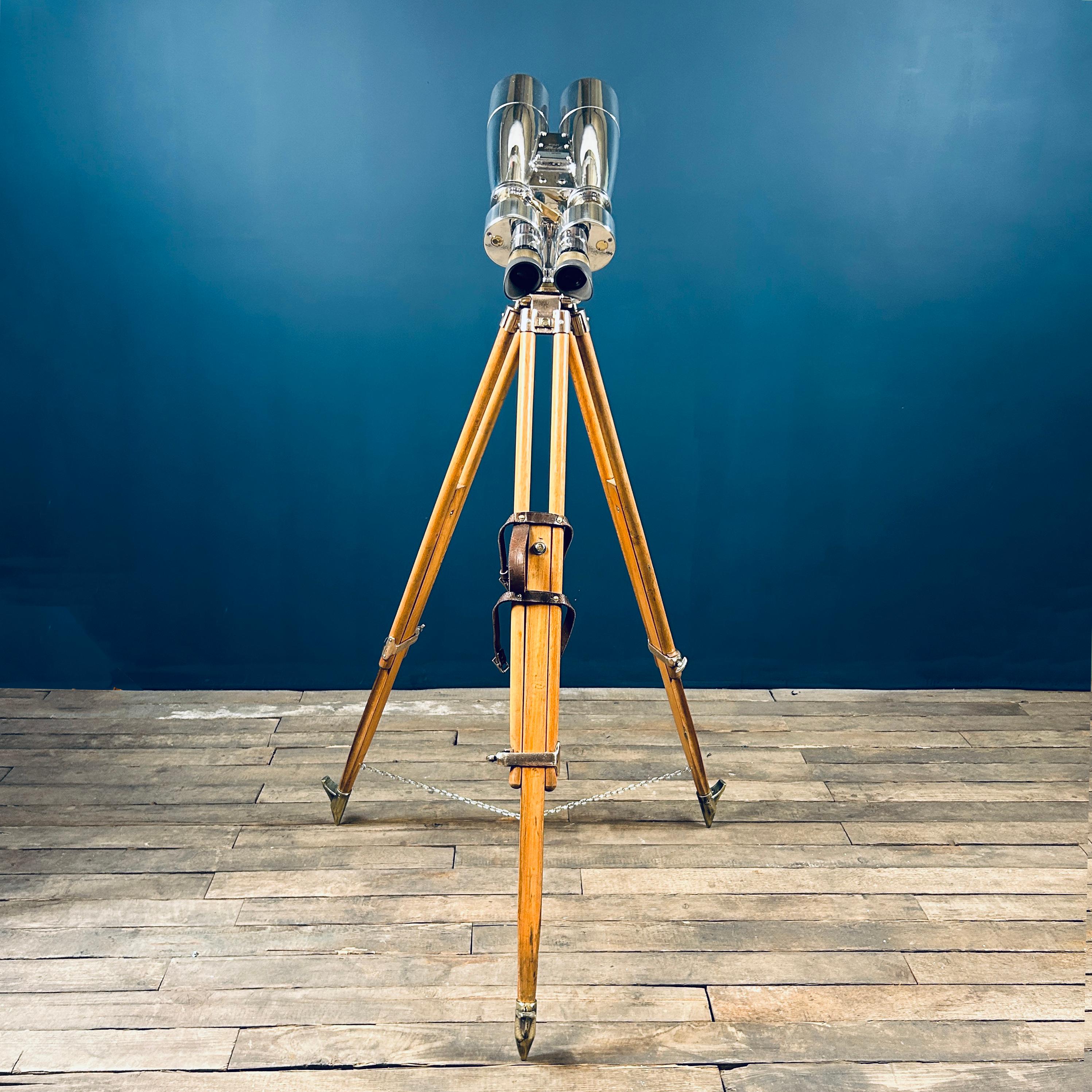 Los prismáticos Fuji Meibo 15×80 están especialmente diseñados para la navegación marítima, la pesca y la observación científica o gubernamental. Un antiguo instrumento óptico de uso profesional fabricado en Japón por Fuji Photo Optical Co., Ltd.