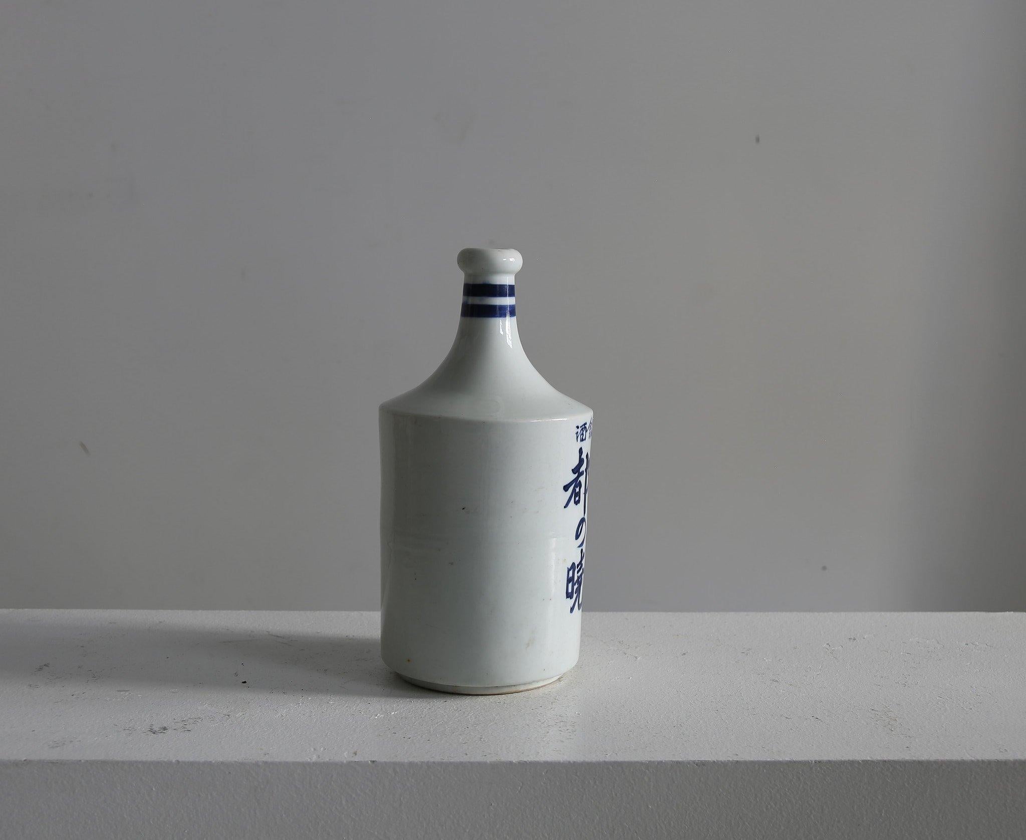 Rustico Bottiglia da sake giapponese anni '50 decorata a mano in ceramica a righe in vendita
