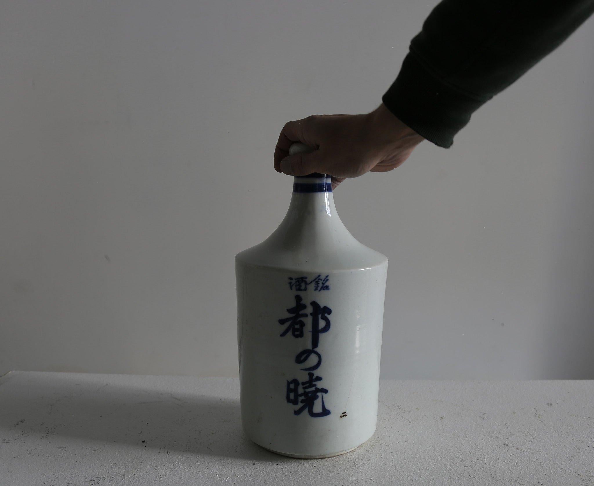 Bottiglia da sake giapponese anni '50 decorata a mano in ceramica a righe in vendita 1