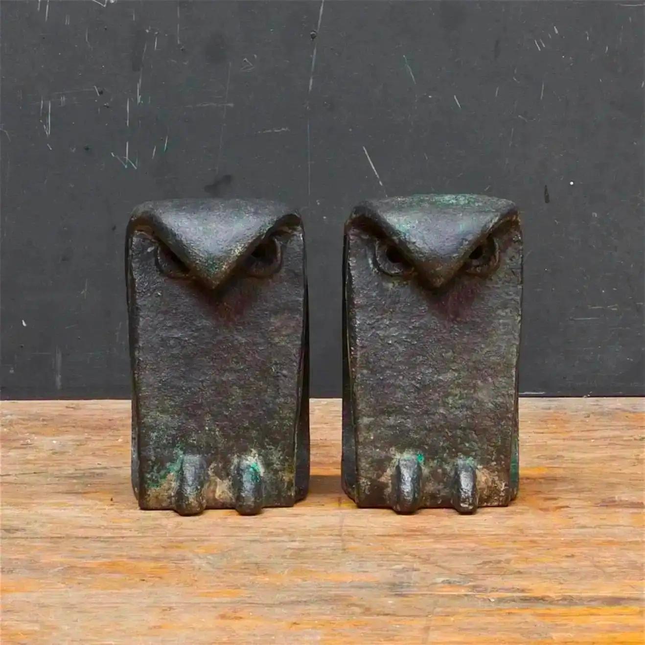 Progettato da un artigiano giapponese sconosciuto. Una coppia di pesanti fermalibri saldati, dal design e dalla creazione minimalista. Cintura forgiata di metallo spesso piegata per creare una forma astratta di uccello in 3D. Alcuni resti di patina